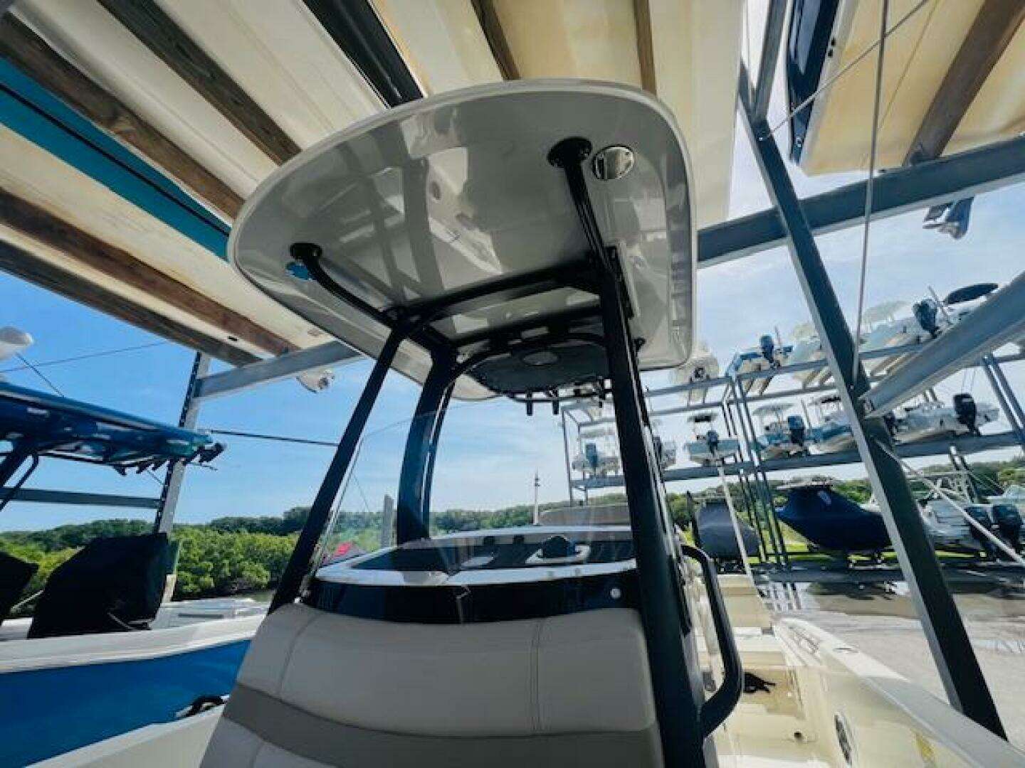 2023 Boston Whaler 250 Dauntless - Image 15