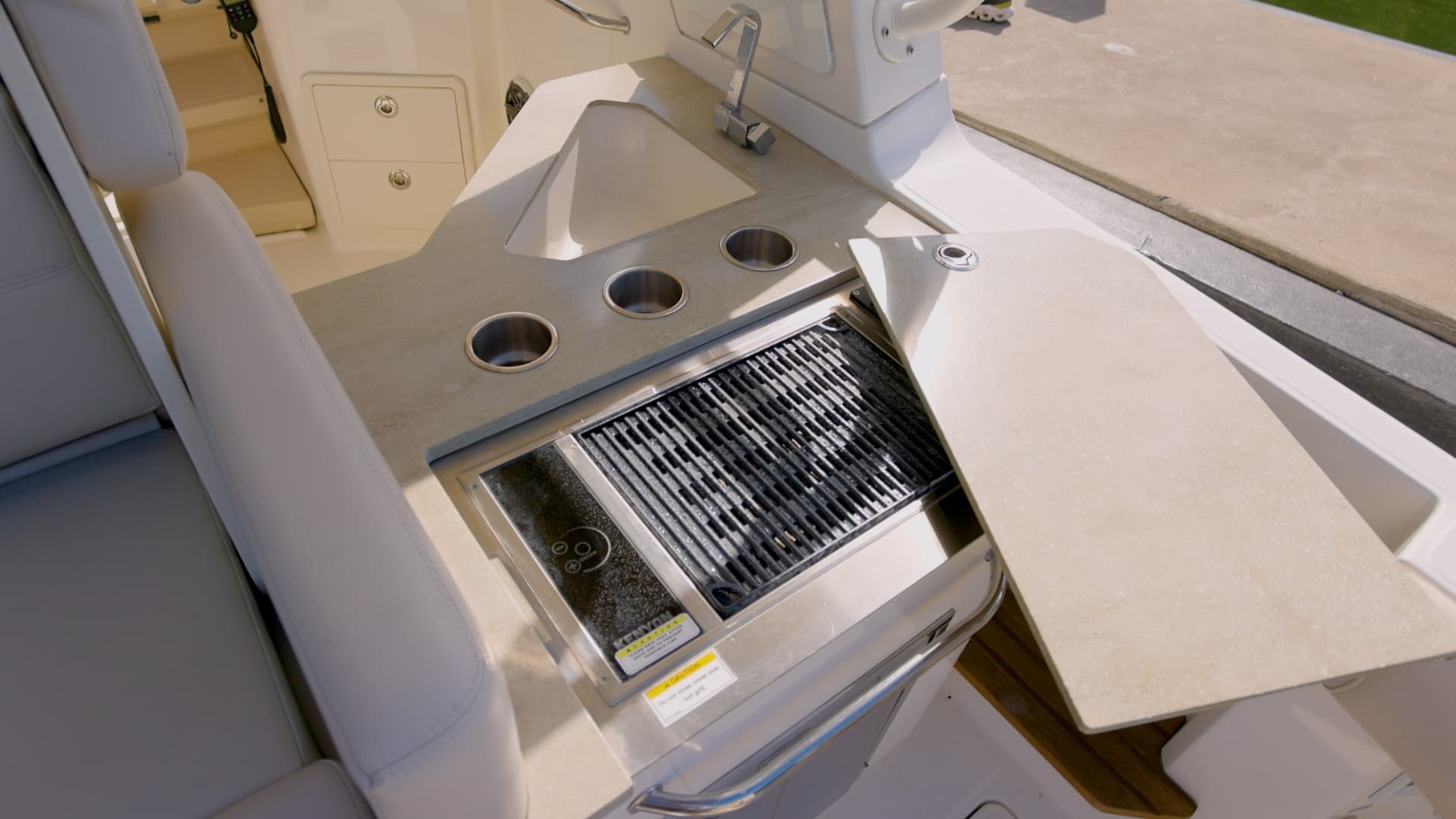 2019 Boston Whaler 350 Realm - Image 11