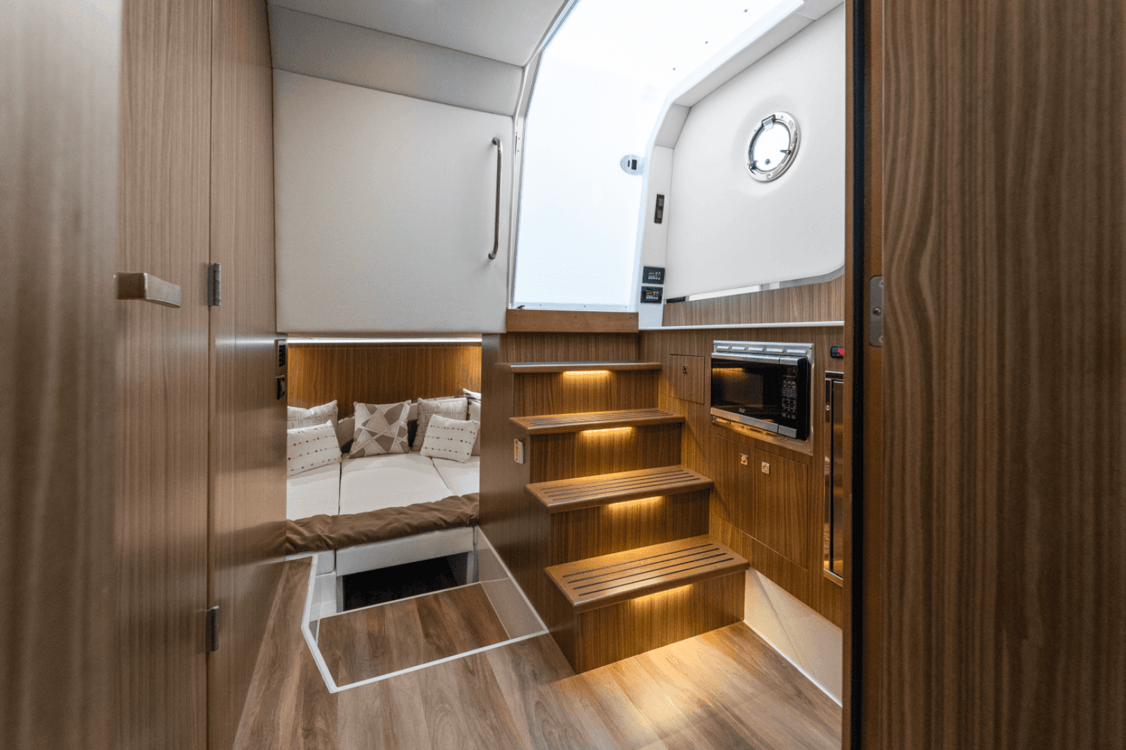 2026 Cruisers Yachts 50GLS OB - Image 33