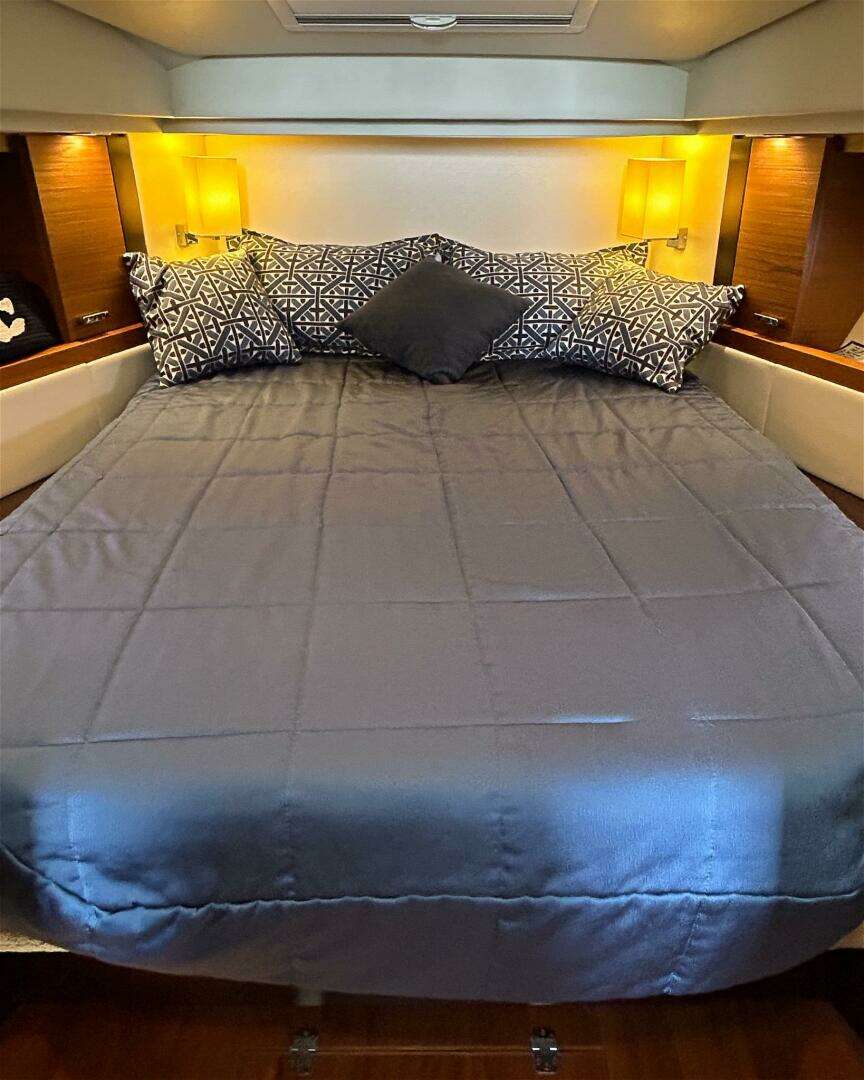 2017 Tiara Yachts C39 Coupe - Image 19