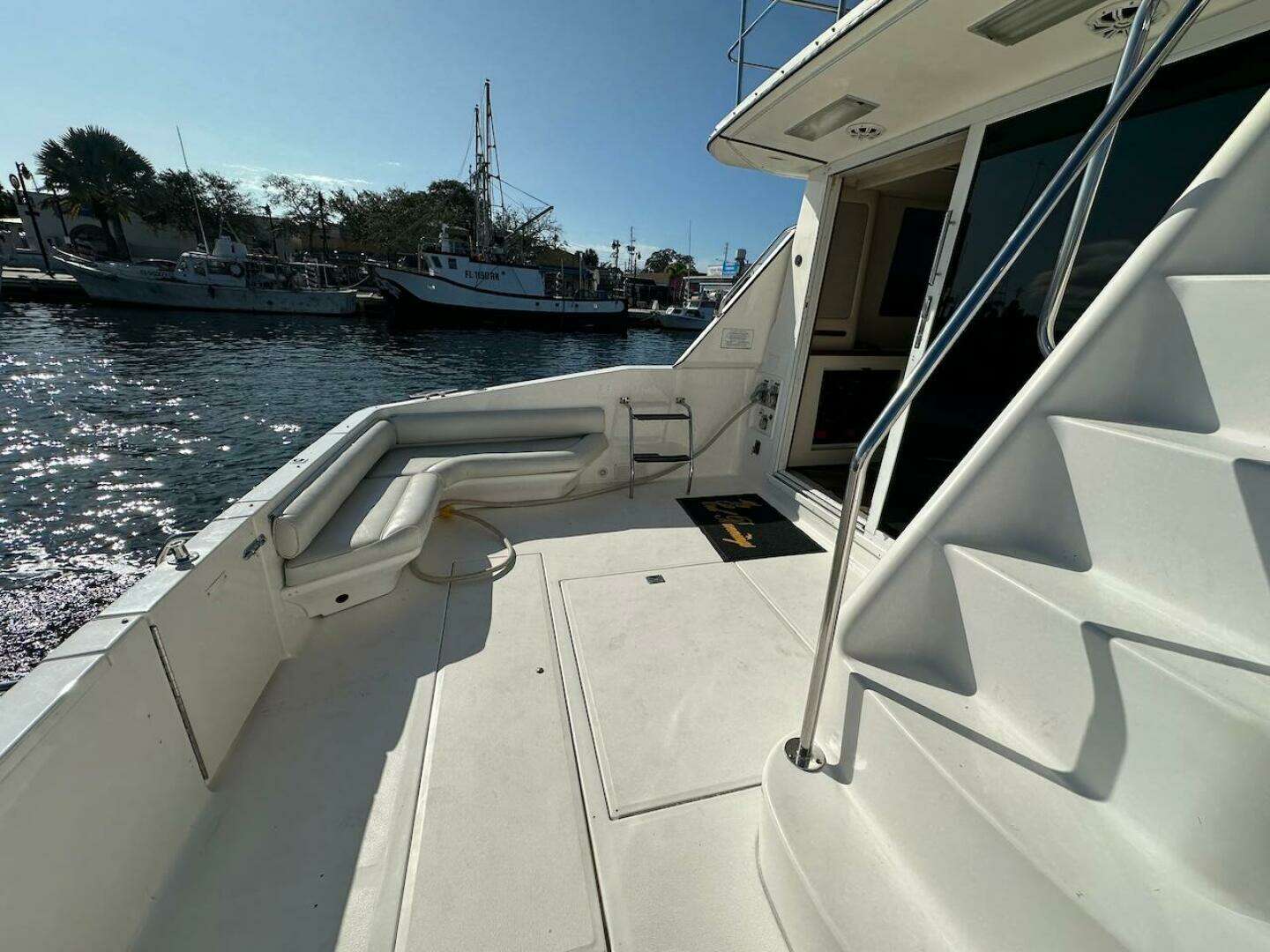 1997 Sea Ray 550 Sedan Bridge - Image 11