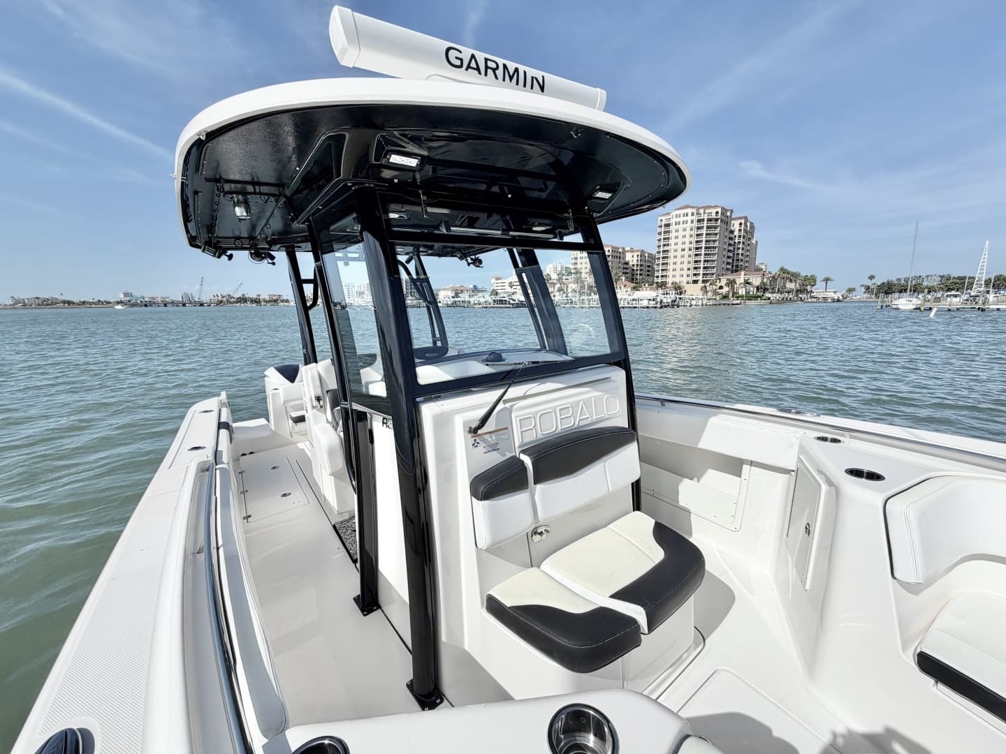 2021 Robalo R302 Center Console - Image 22