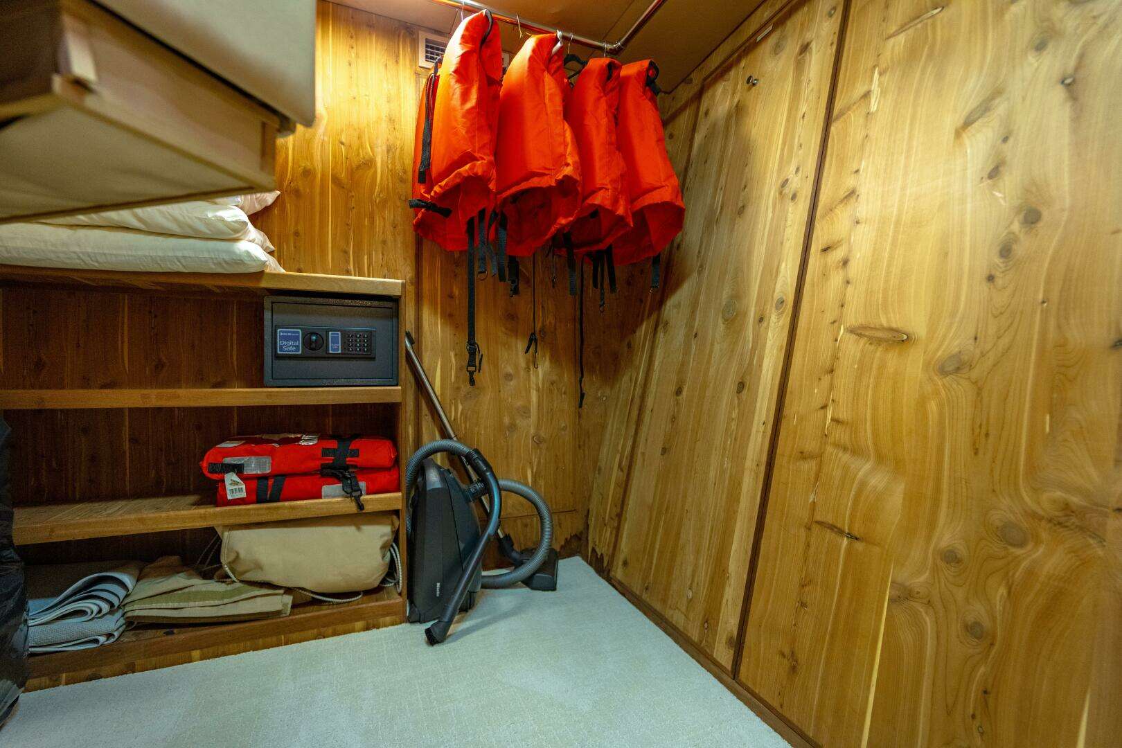 2001 Hatteras 100 Motor Yacht - Image 49