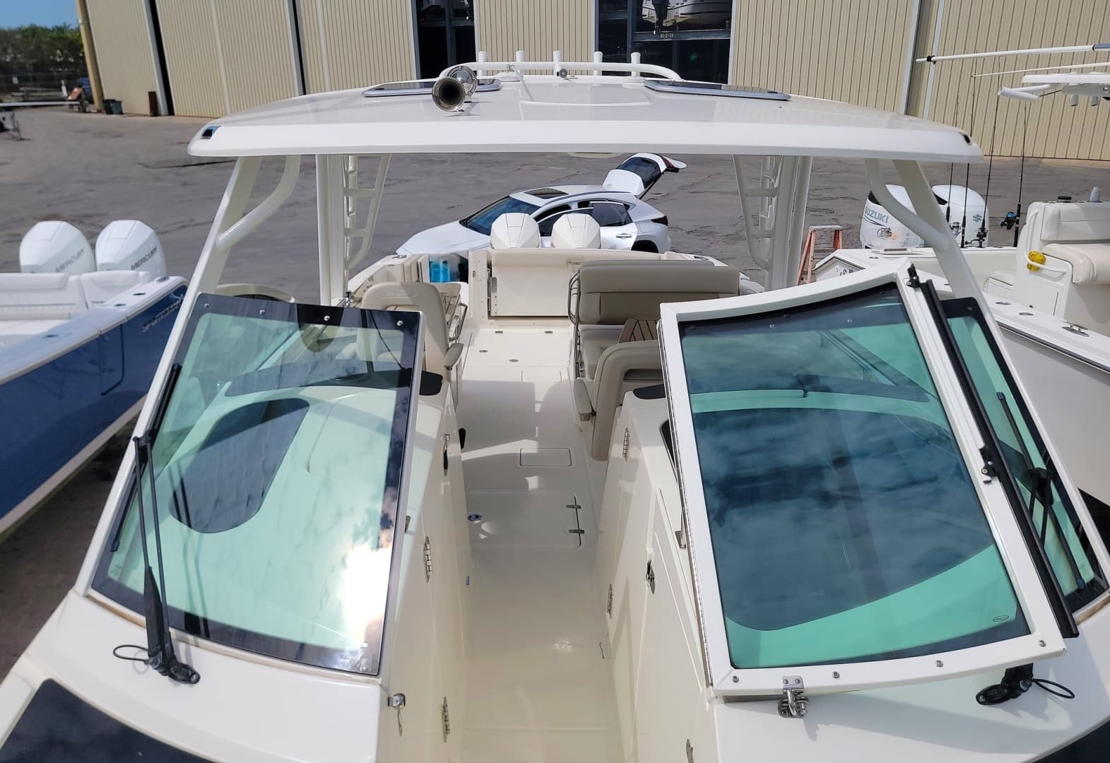 2022 Boston Whaler 320 Vantage - Image 44