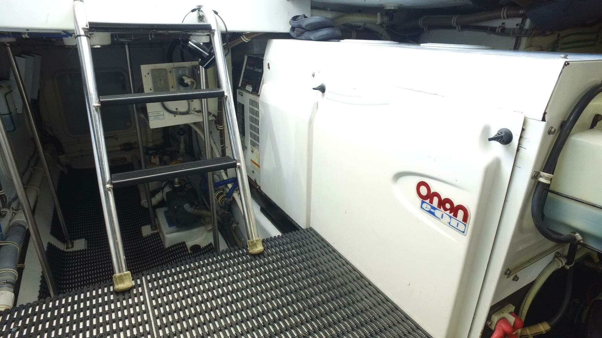 2006 Hatteras 68 Convertible - Image 32