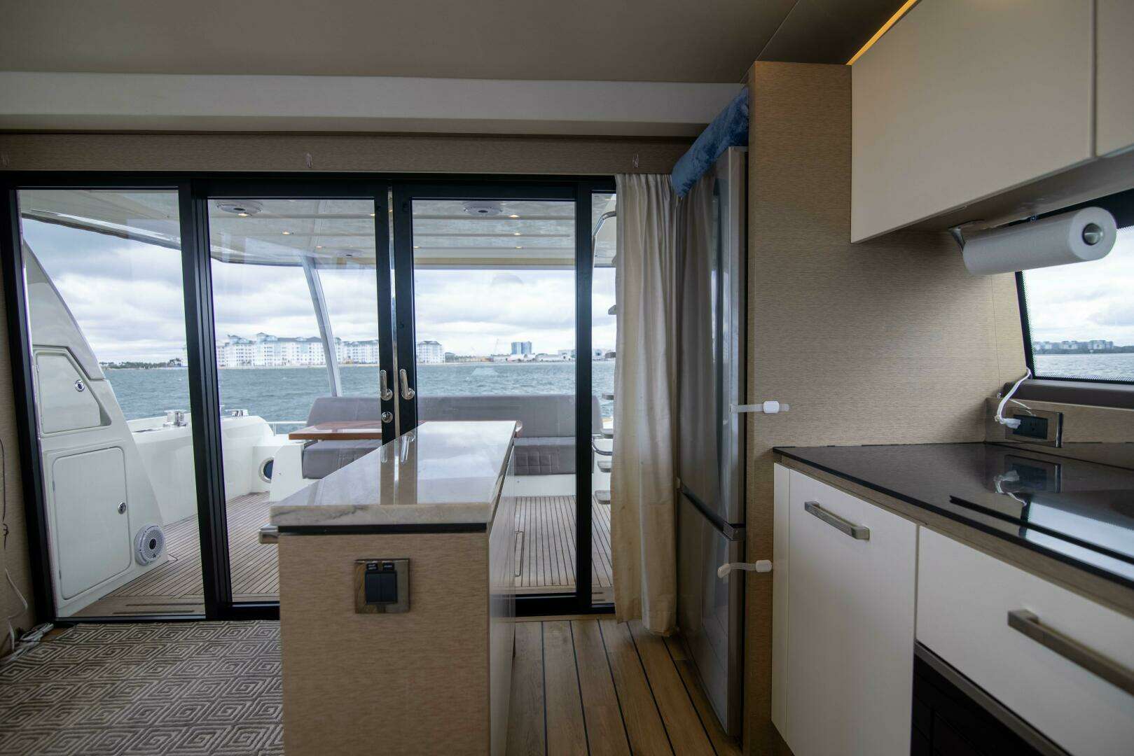 2018 Prestige 680 Flybridge - Image 4