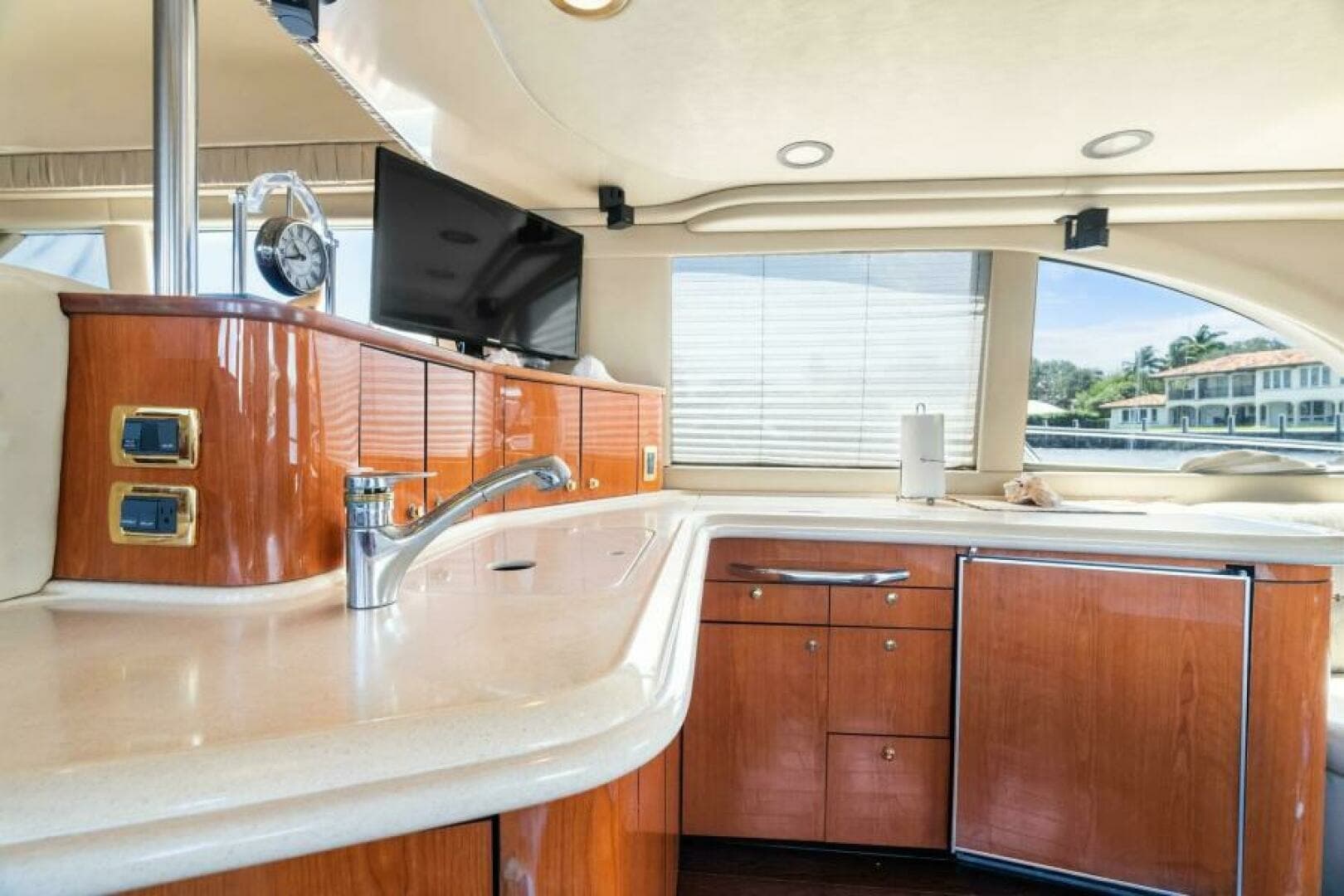 2001 Sea Ray 540 Cockpit Motor Yacht - Image 24