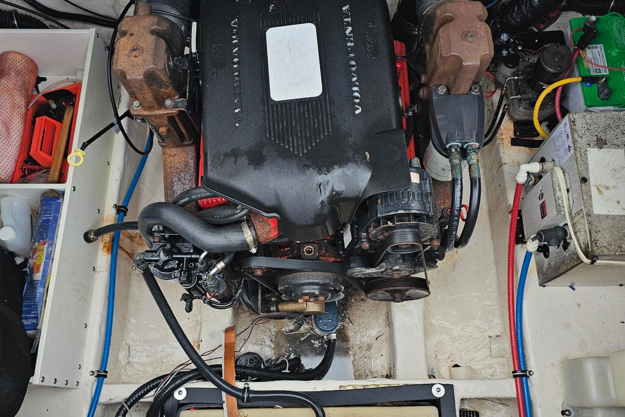 Engine compartment of a 2002 Wellcraft 2600 Martinique boat, featuring a Volvo Penta engine.