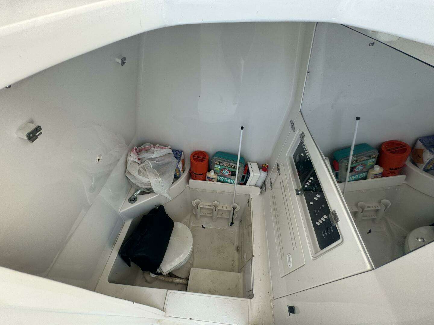 2006 Jupiter 31 CC Forward Seating - Image 39