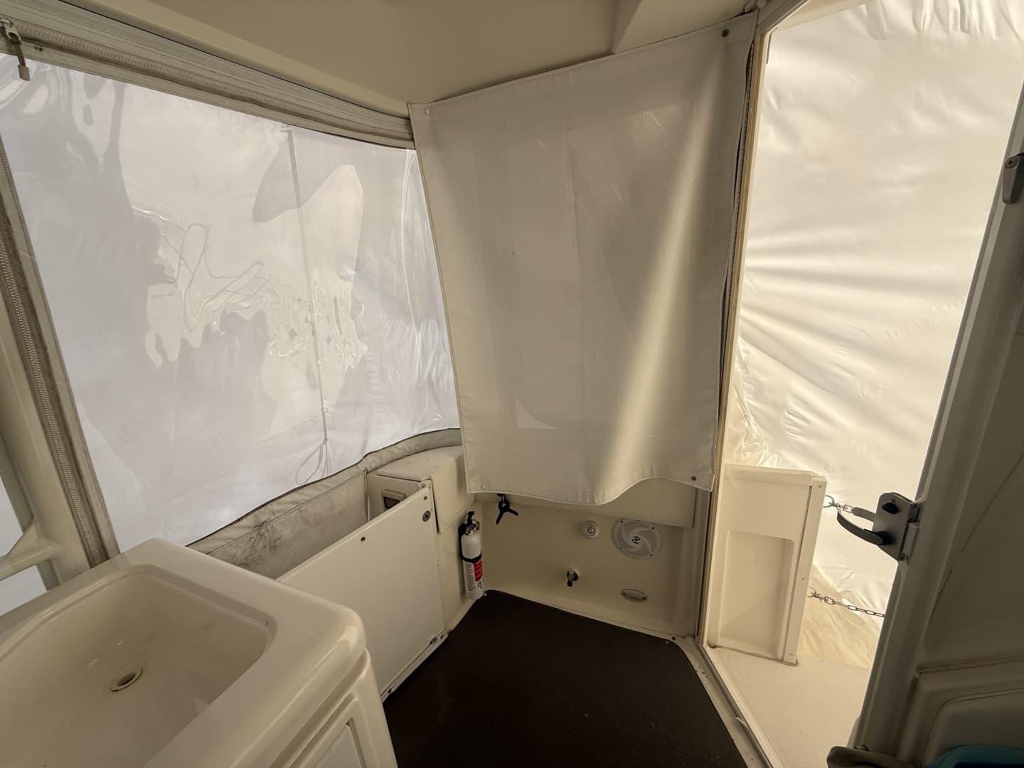 2005 Cruisers Yachts 405 Motor Yacht - Image 10