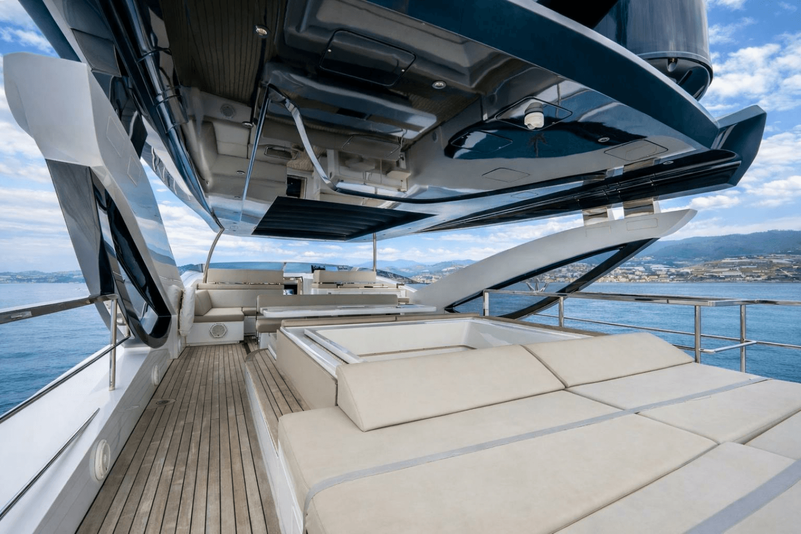 2018 Dominator Yachts Dominator Ilumen - Image 36