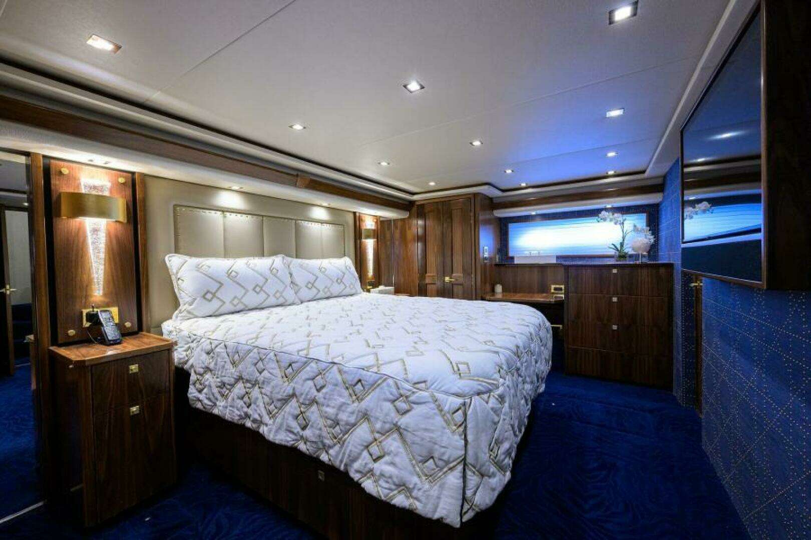 2024 Viking 80 Convertible - Image 11