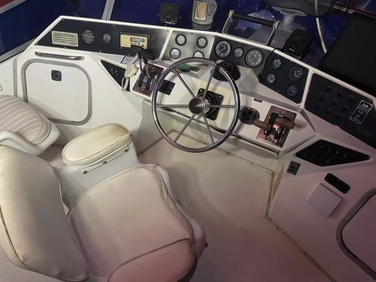 1989 Sea Ray 300 Sedan Bridge - Image 10