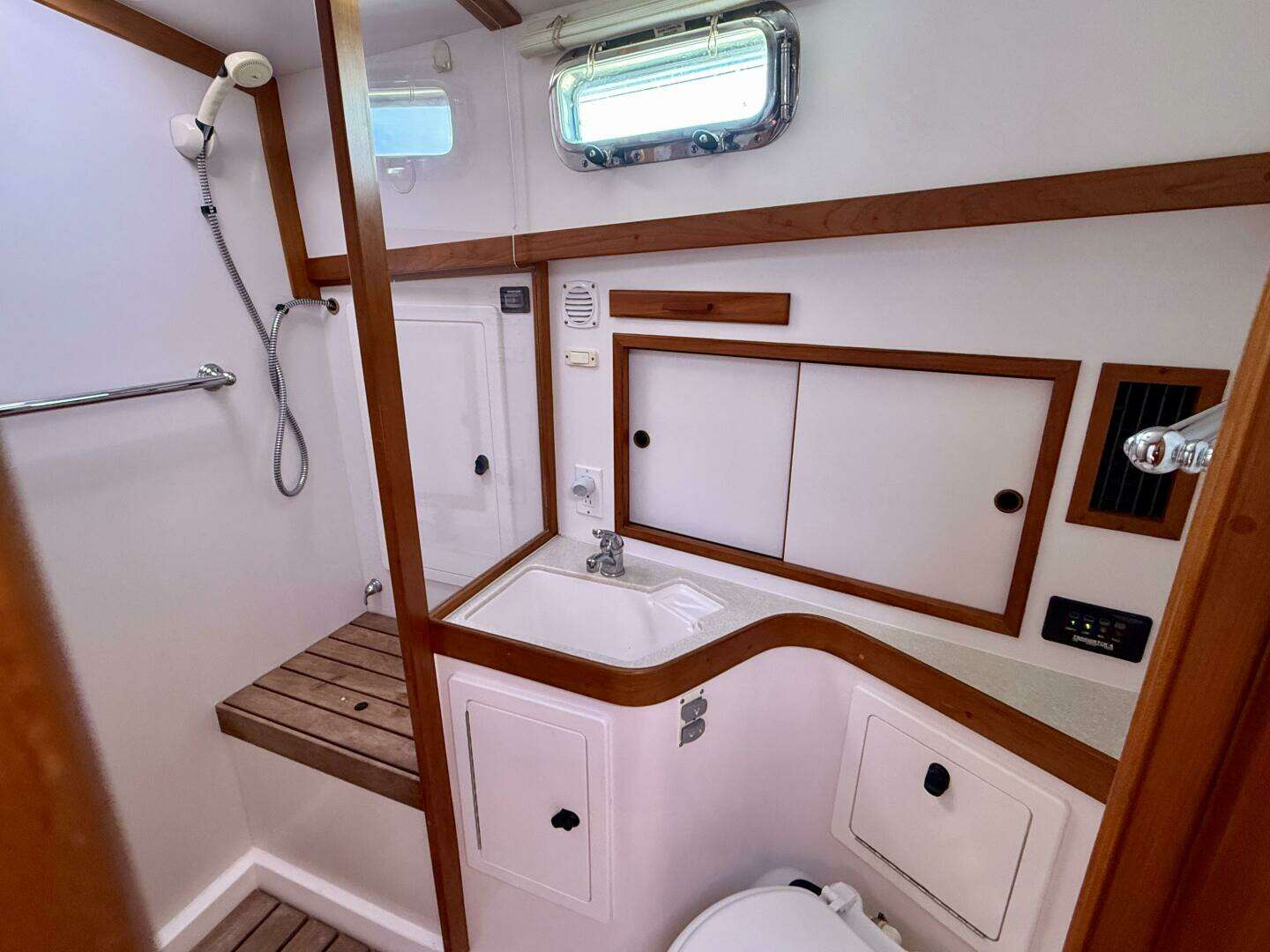 2006 Sabre 42 Sedan - Image 31