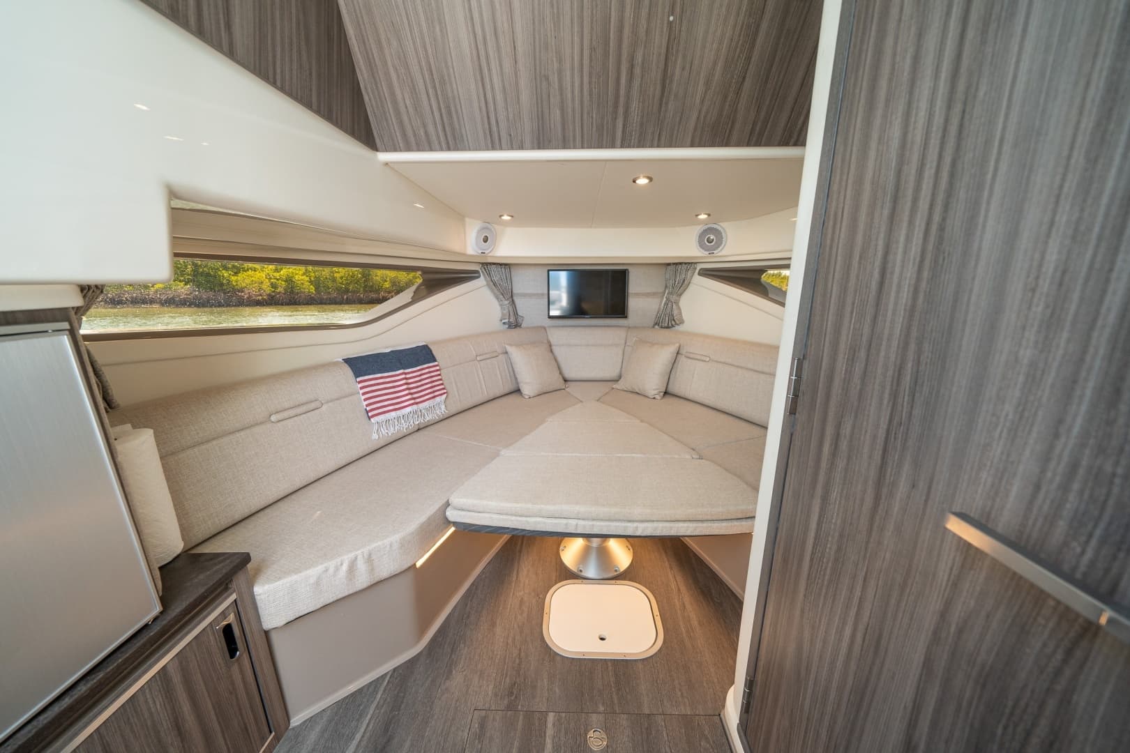 2021 Sea Ray 320 Sundancer - Image 30