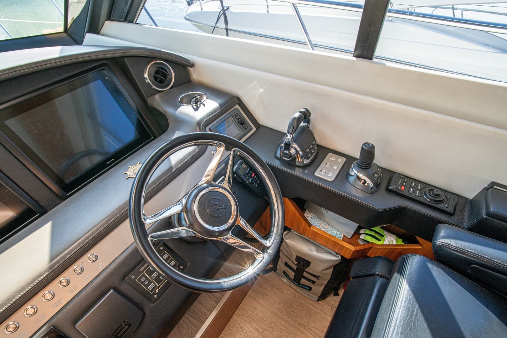 2015 Riviera 6000 Sport Yacht - Image 35