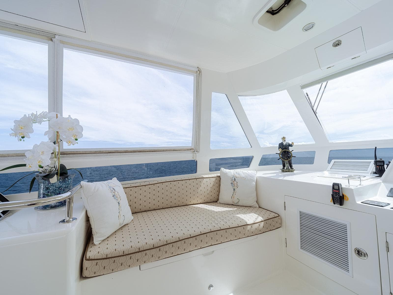 Flybridge Port Lounge