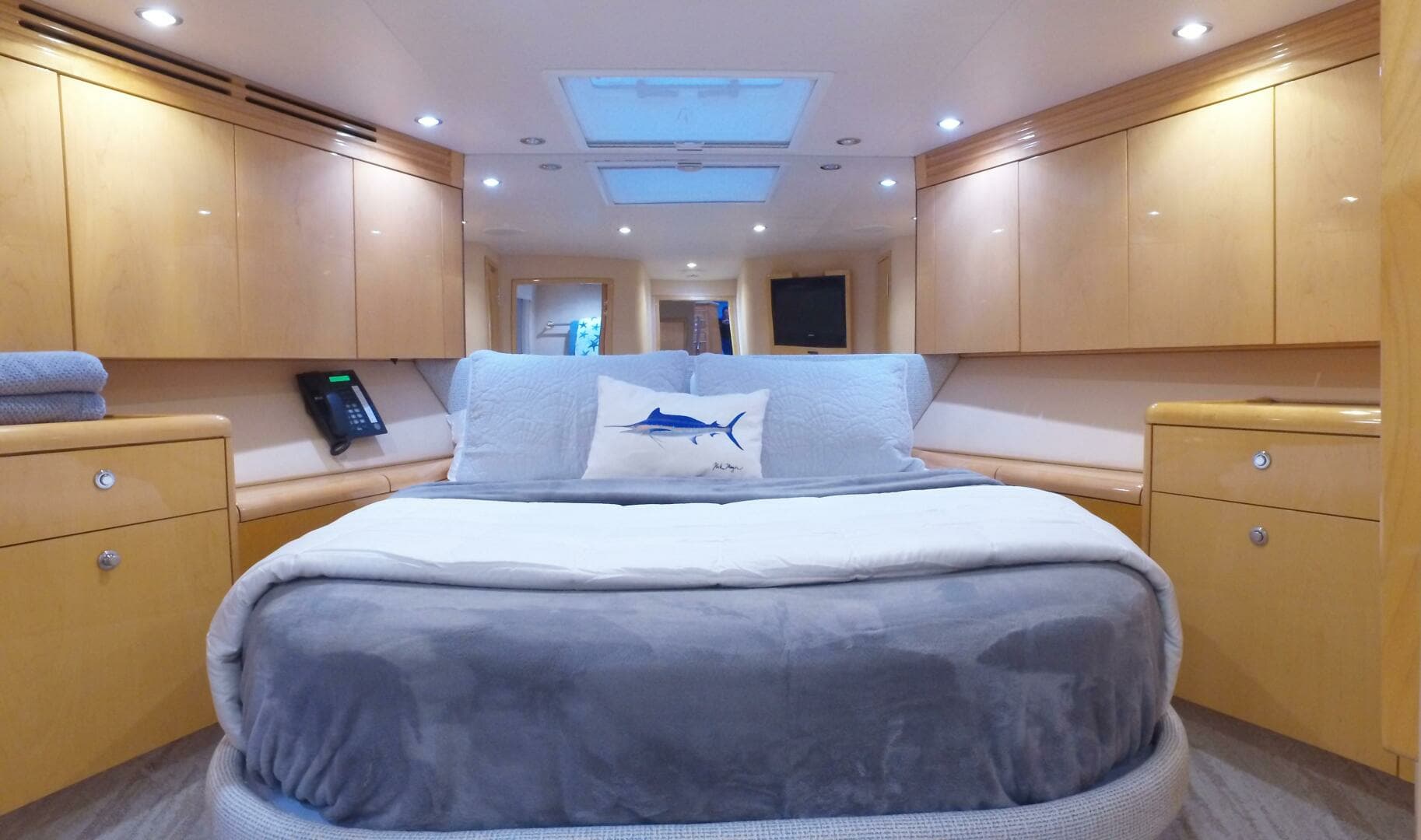 2006 Hatteras 68 Convertible - Image 17