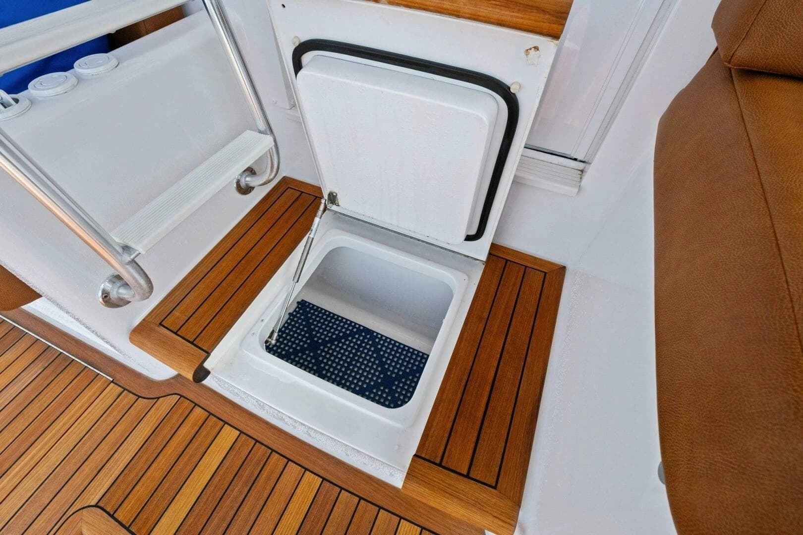 2012 Viking 82 Convertible - Image 70