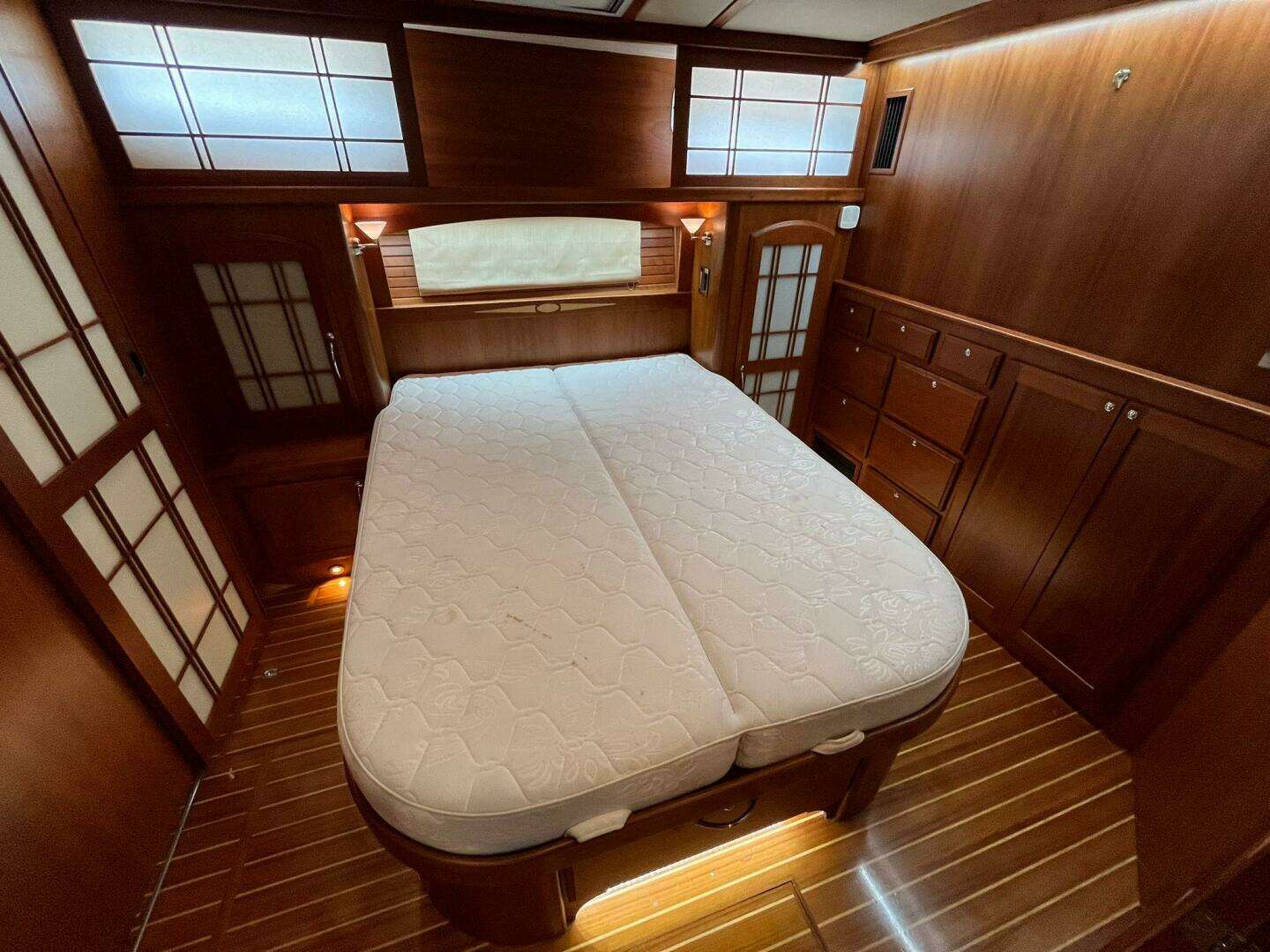 2013 Sabre 48 Salon Express - Image 57