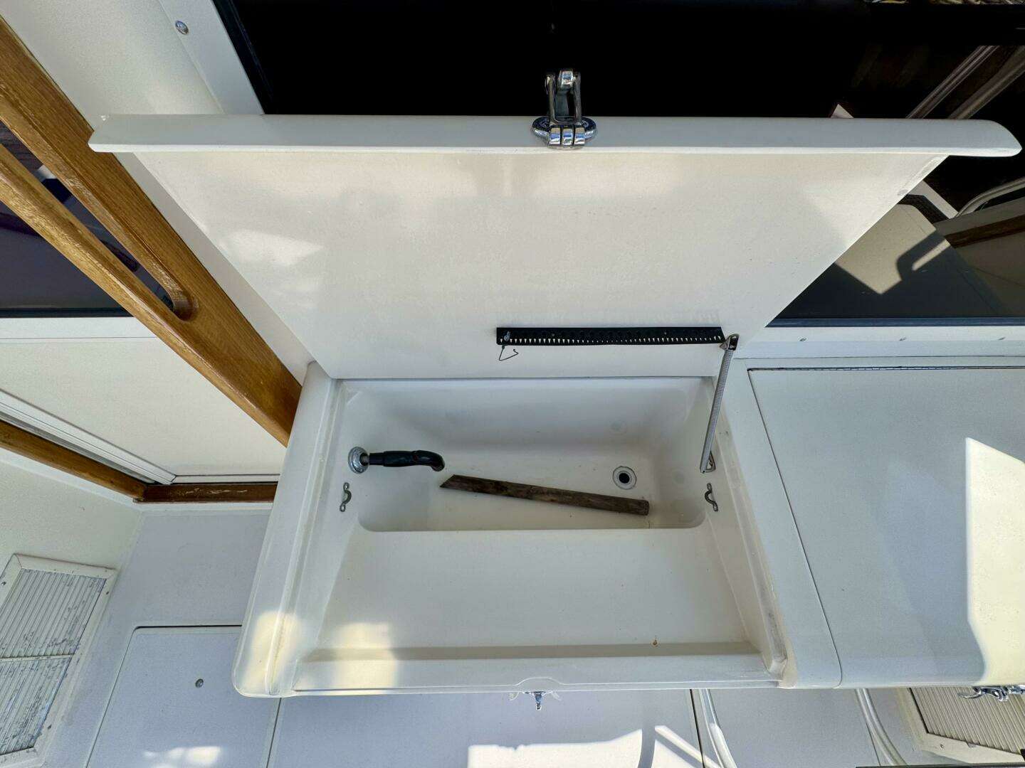 1988 Viking 35 Convertible - Image 10