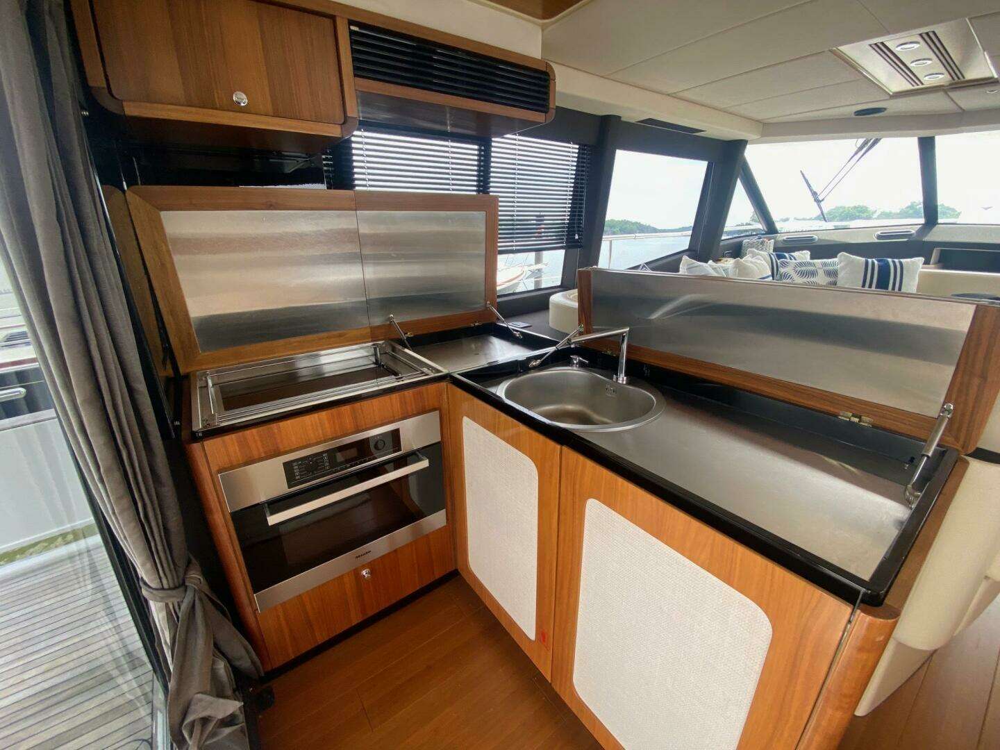 2014 Azimut Magellano 50 - Image 10