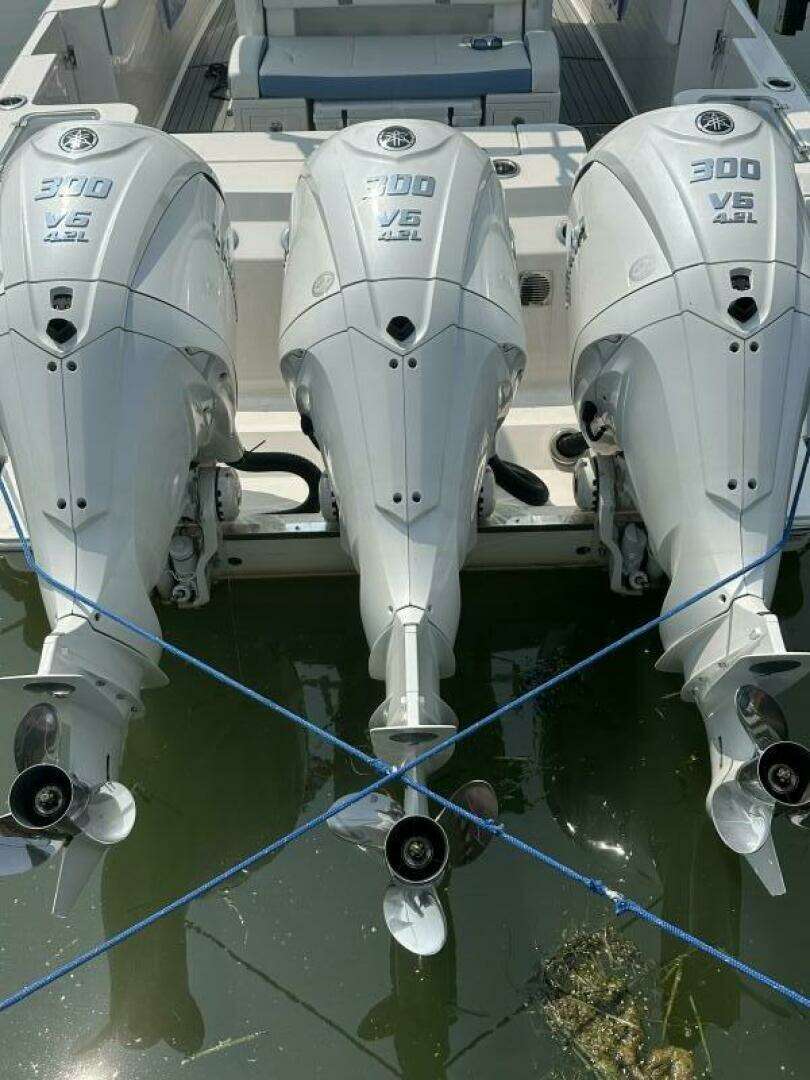 2023 Robalo R360 - Image 5
