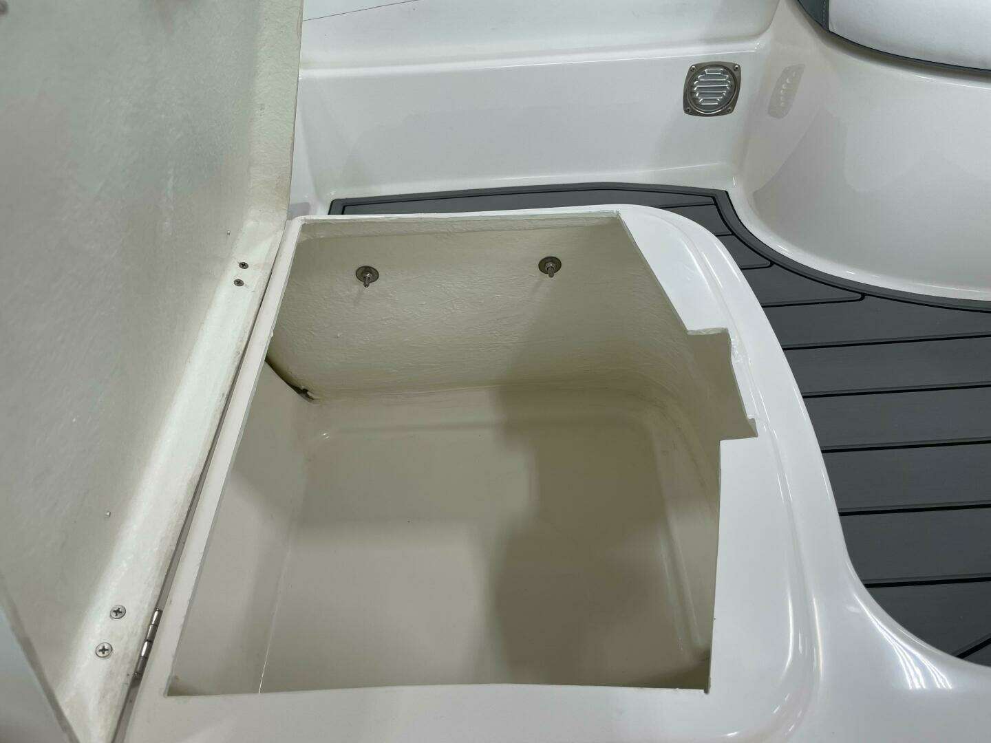 2025 Zodiac Yachtline 490 Deluxe NEO - Image 14