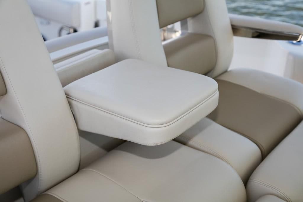 2023-Boston-Whaler-330-Outrage-MarineMax