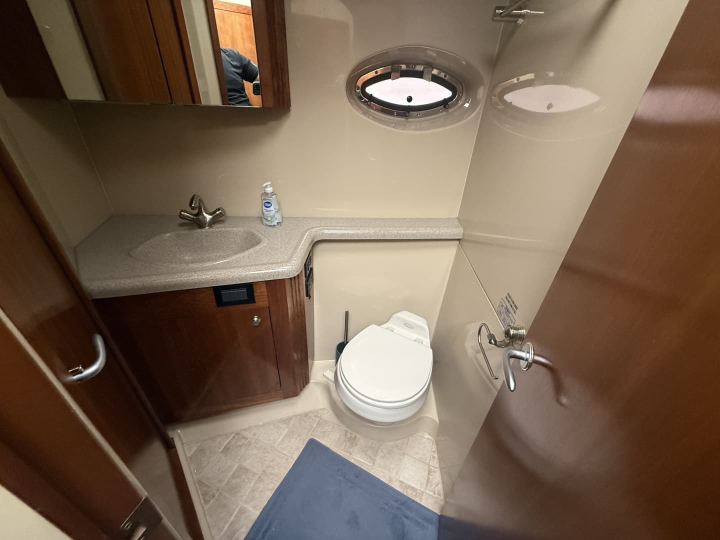 2005 Cruisers Yachts 405 Motor Yacht - Image 16