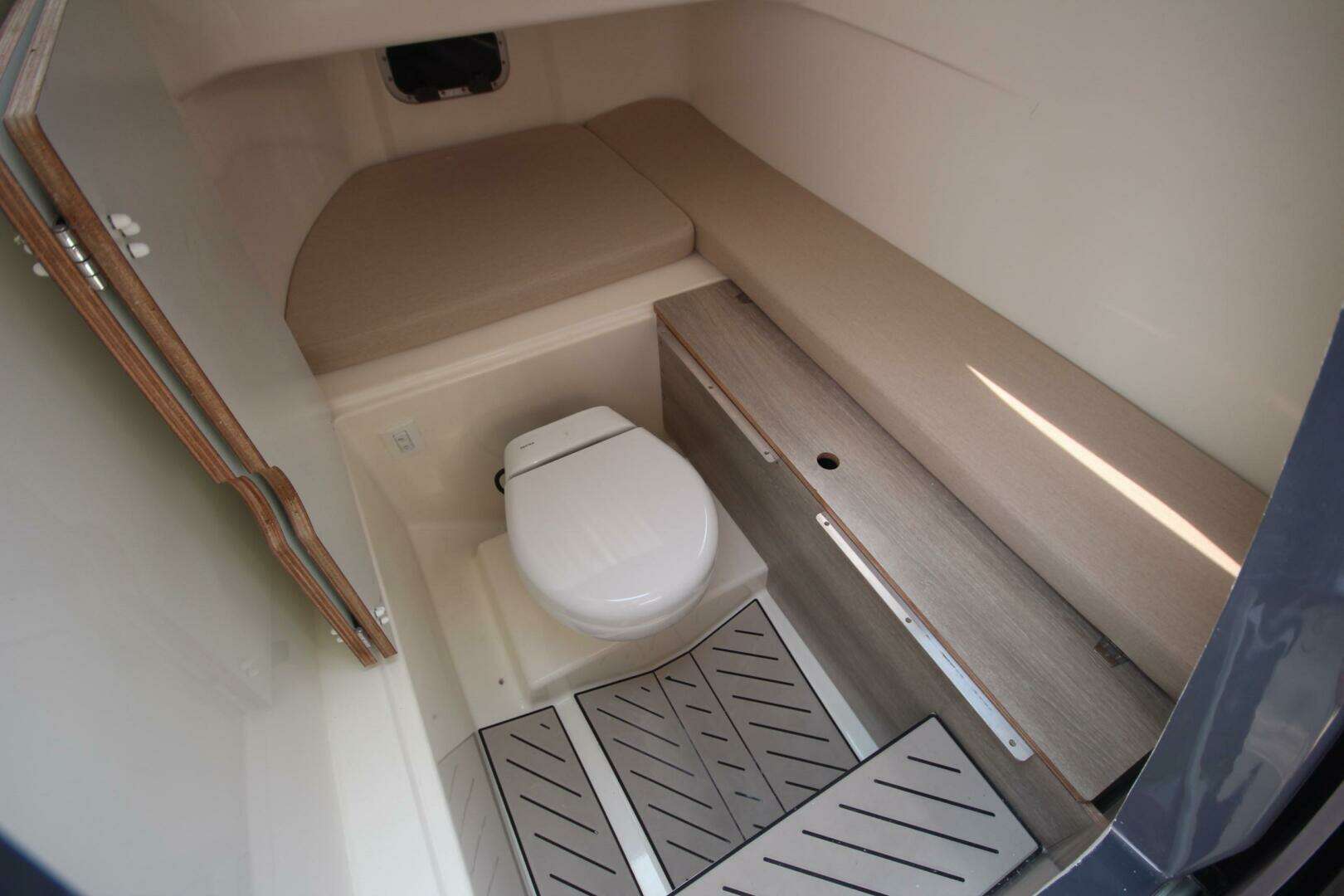 2024 Zodiac Medline 9 NEO - Image 34