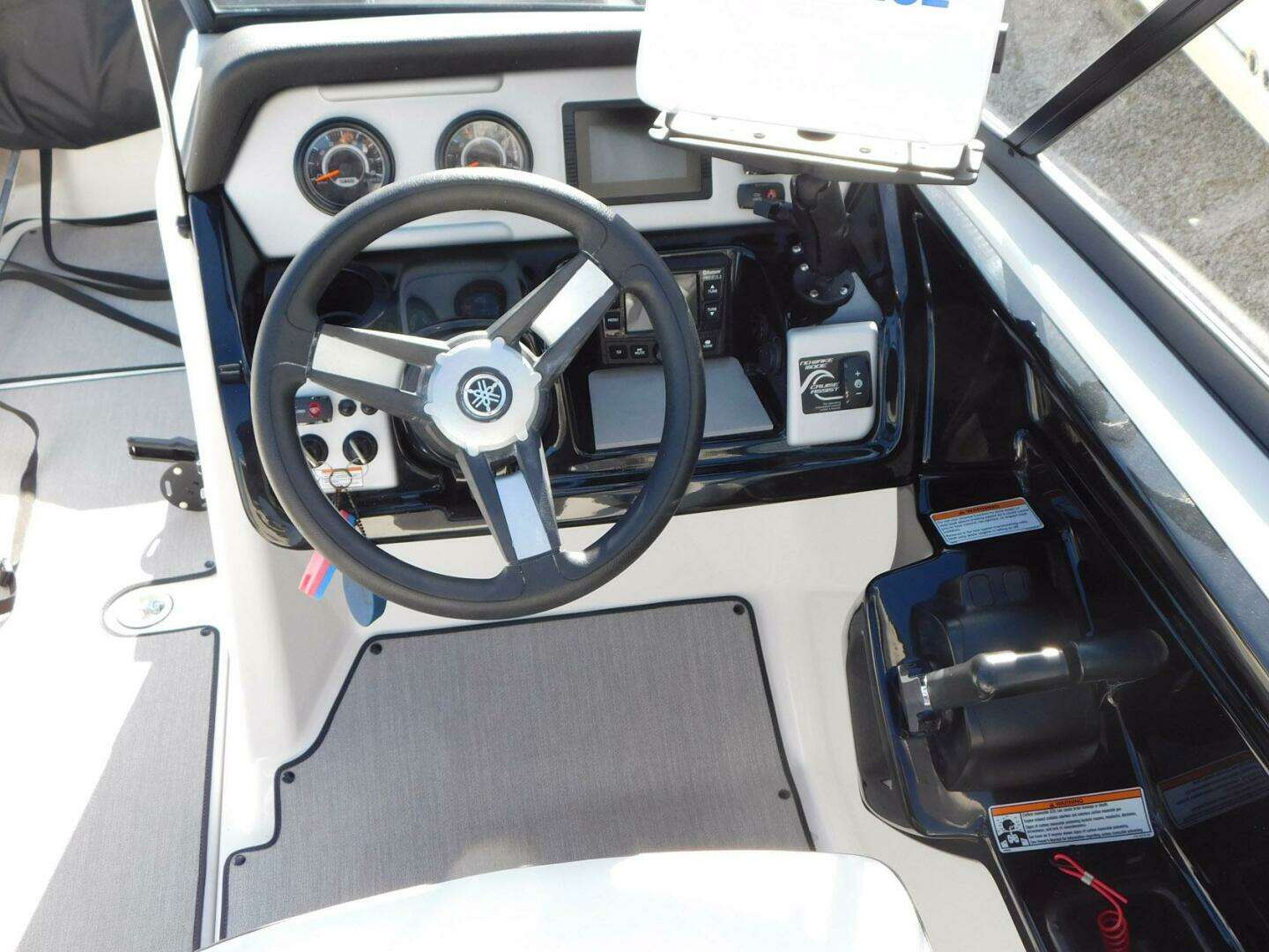 2021 Yamaha Boats AR210 - Image 4