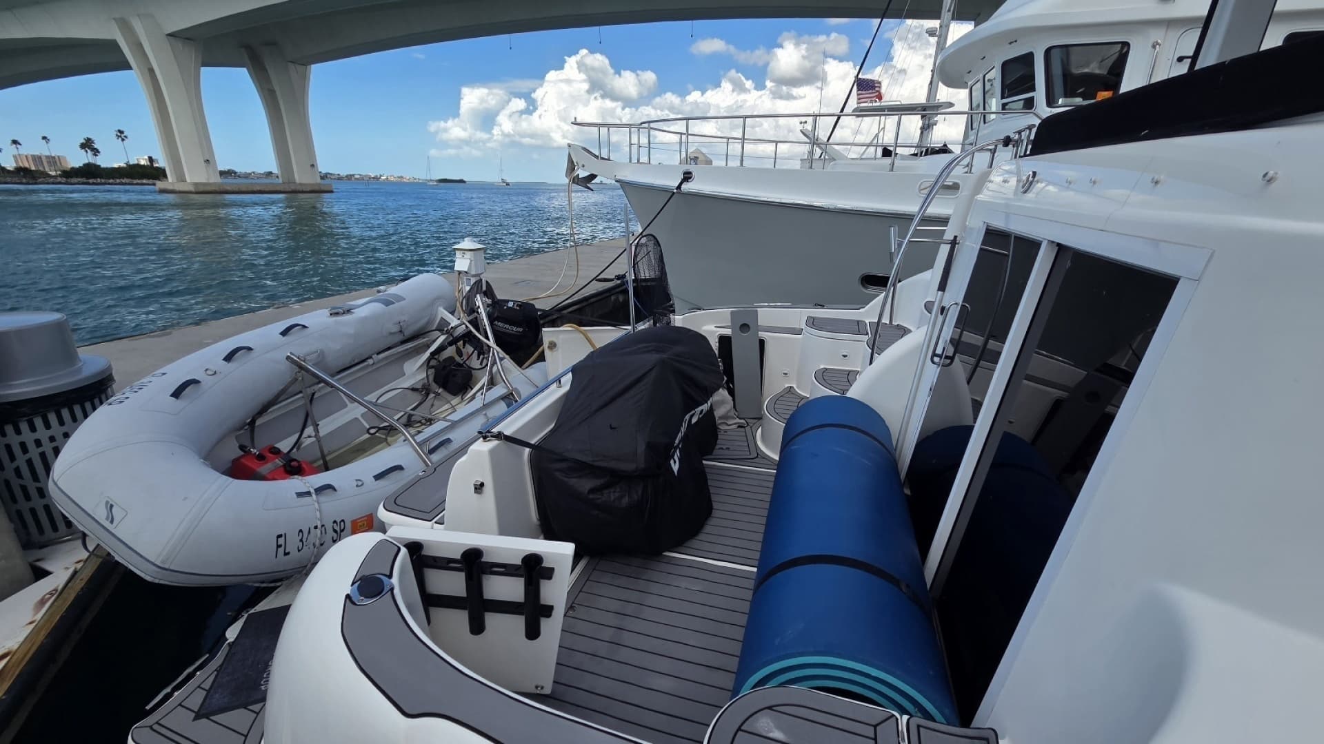 2004 Meridian 459 Aft Cabin Cockpit Motor Yacht - Image 10