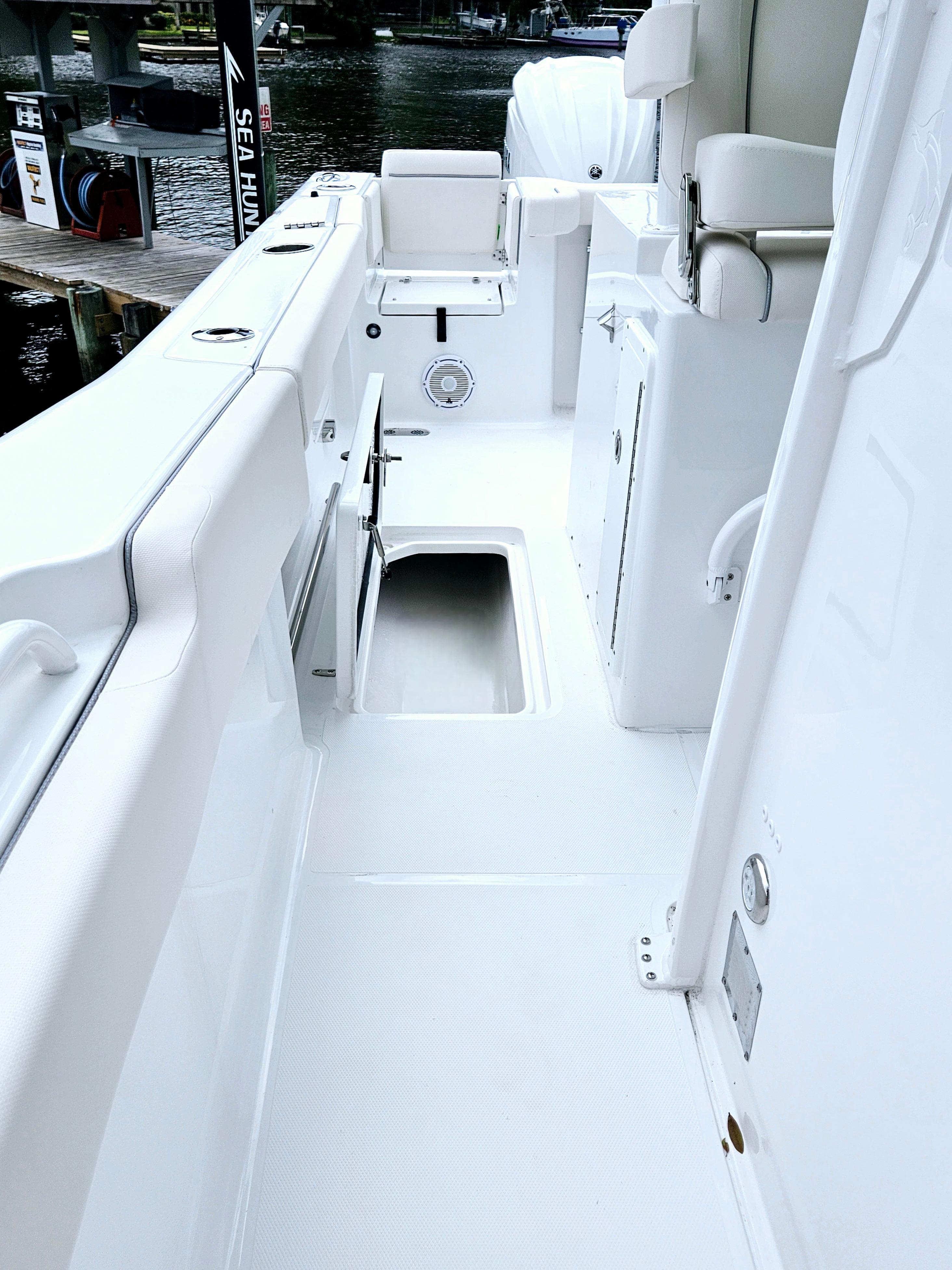 2025 Sea Hunt Gamefish 28 FS boat interior, featuring sleek white deck design.