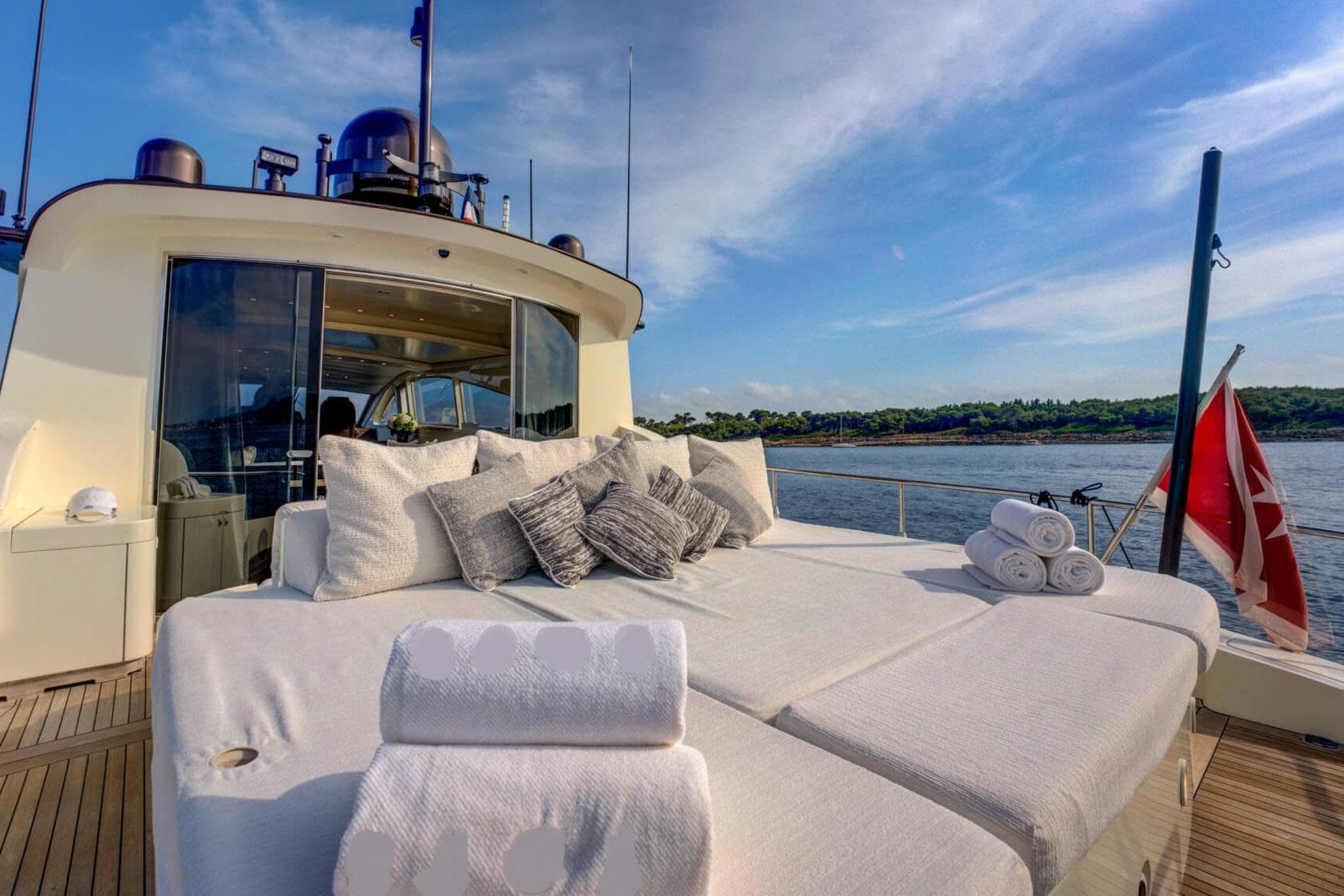 Luxurious 2008 Arno Leopard 27 yacht deck with sunbathing area and scenic water view.