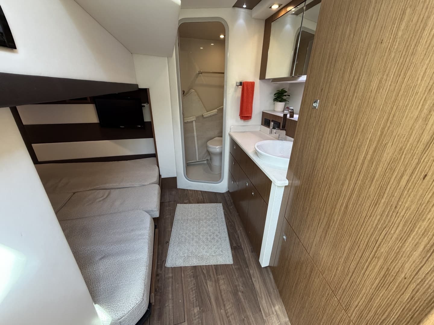 2016 Cruisers Yachts 41 Cantius - Image 23
