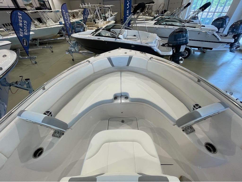 2024 Robalo R222 - 22