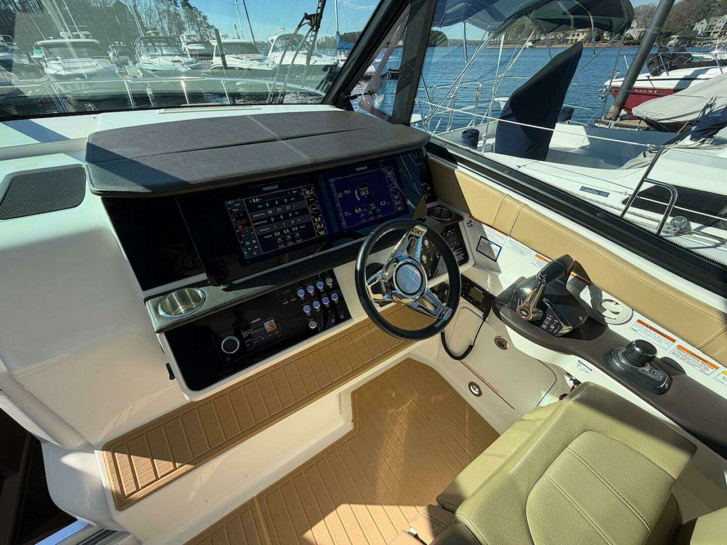 2023 Sea Ray 320 Outboard - Image 28