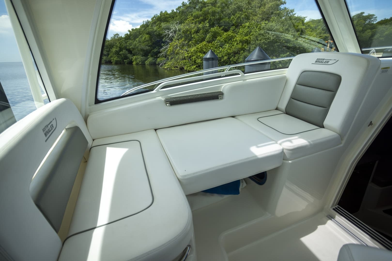 2014 Boston Whaler 315 Conquest - Image 16