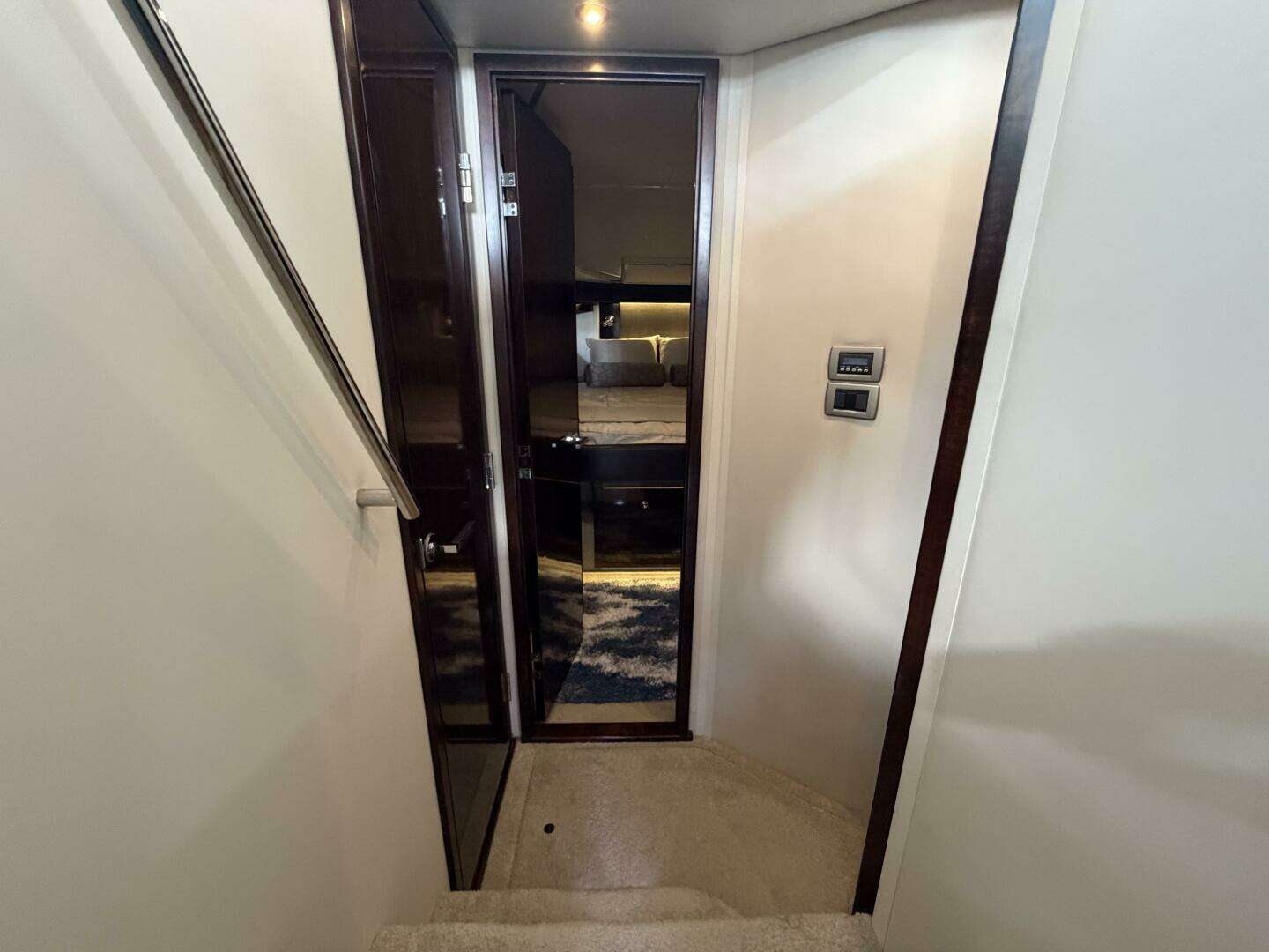 2017 Sea Ray 400 Sundancer - Image 11
