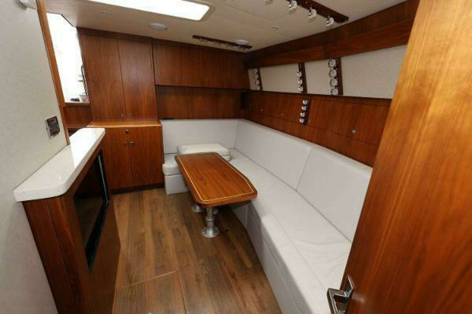 2018 Hatteras 45 Express Sportfish - Image 10
