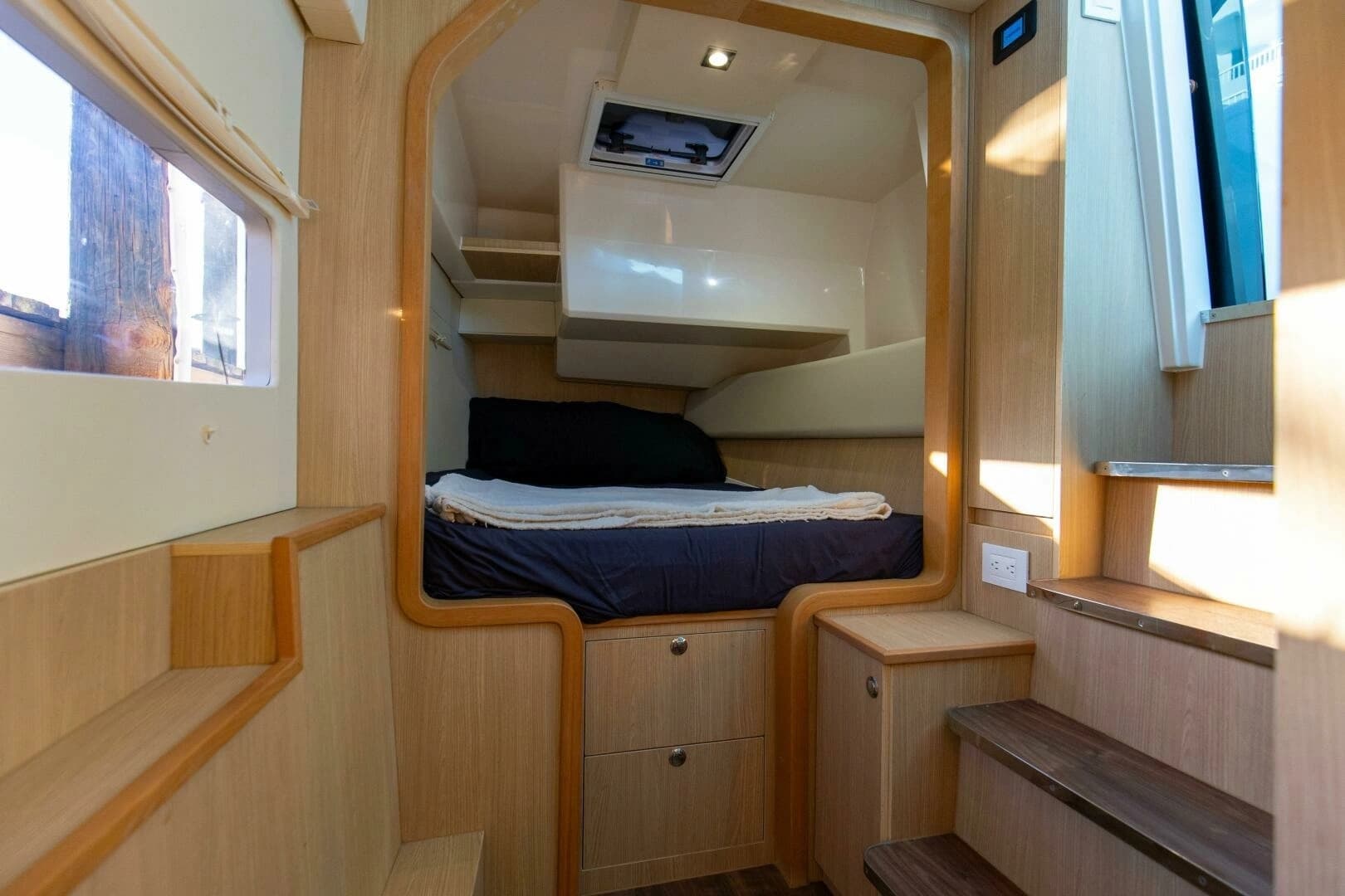 2018 Aquila 36 Power Cat - Image 9