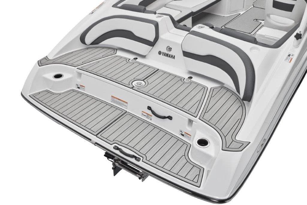 2026 Yamaha Boats AR195 swim platform with cushioned seating and sleek design.