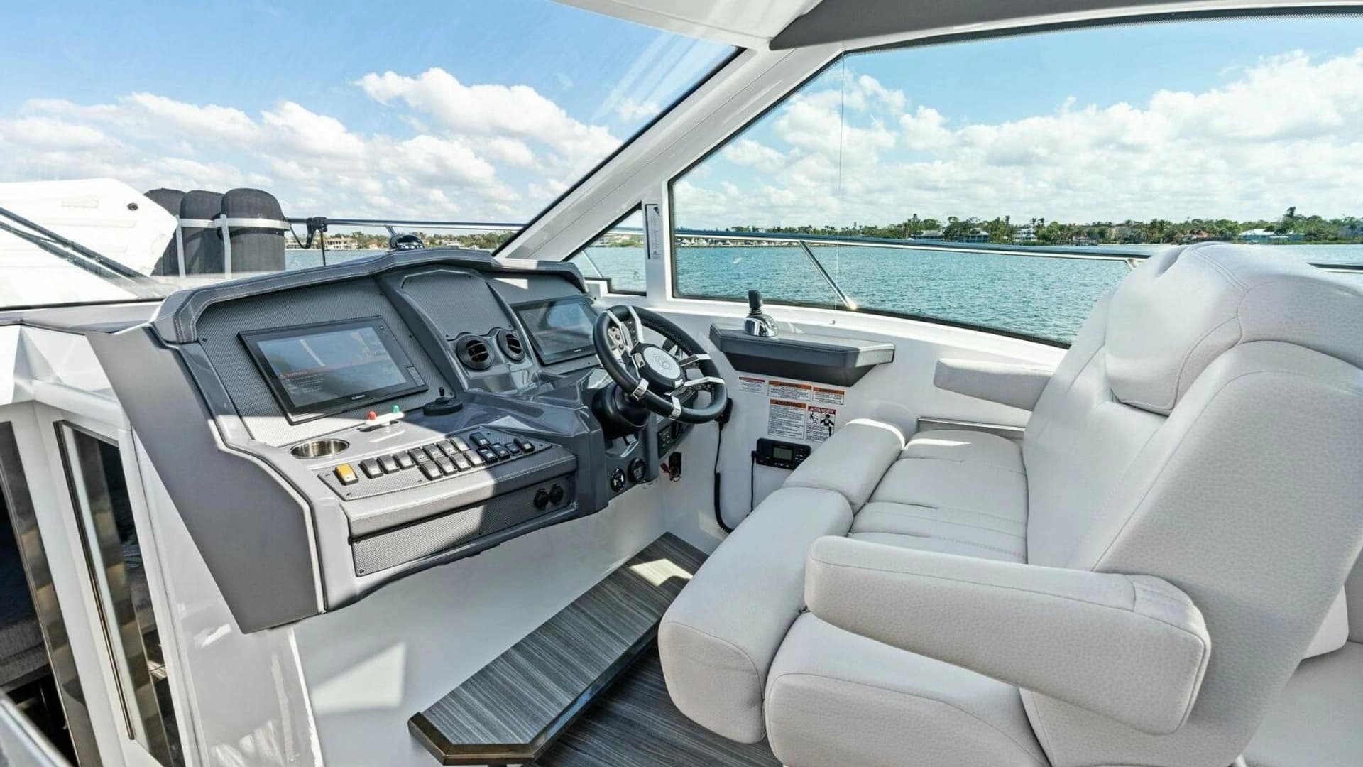 2019 Cruisers Yachts 45 Cantius - Image 3
