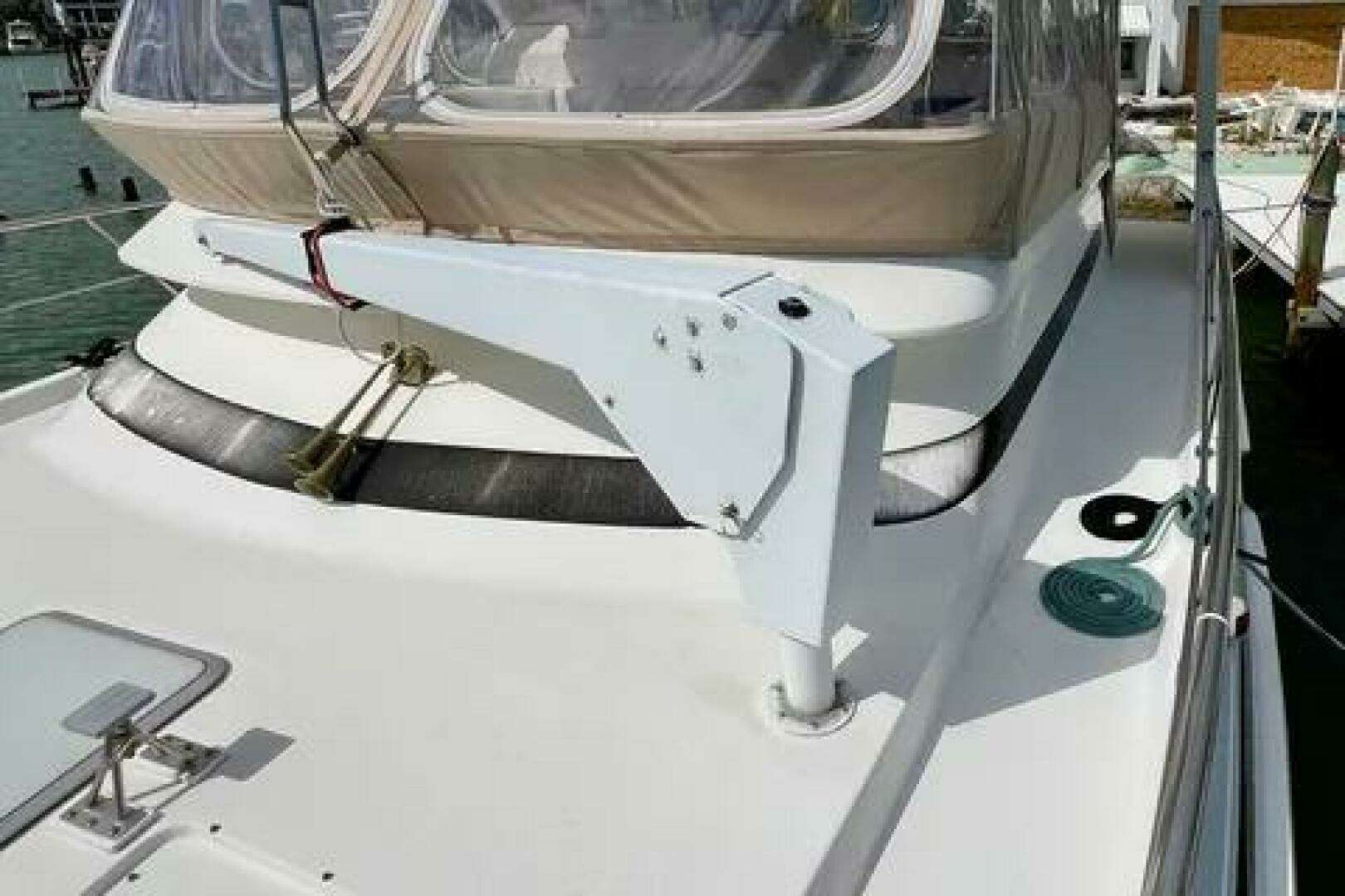 1996 Cruisers Yachts 4285 Express Bridge - Image 11