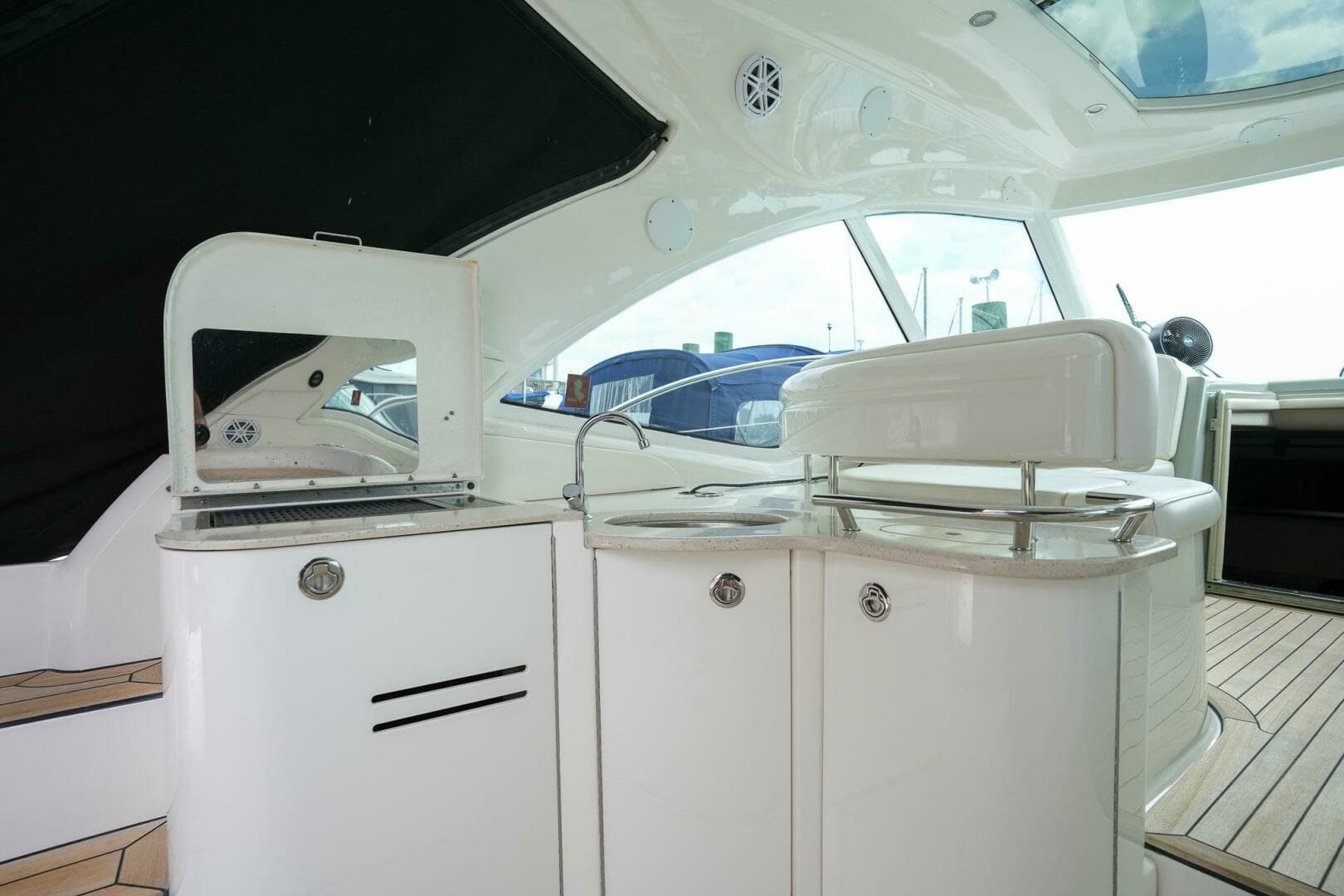 2010 Sea Ray 500 Sundancer - Image 7