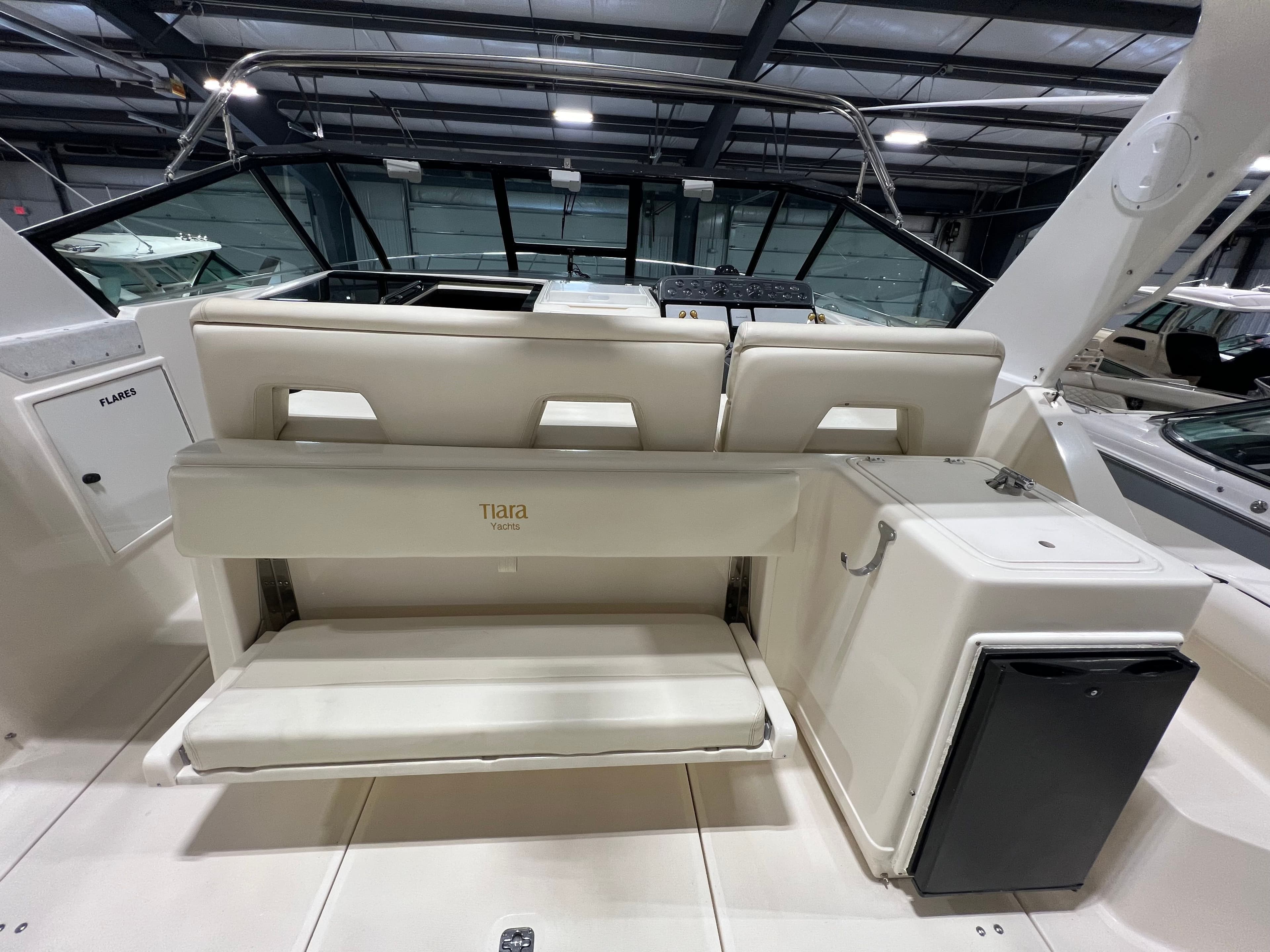 1996 TIARA YACHTS 3500 EXPRESS - Image 8