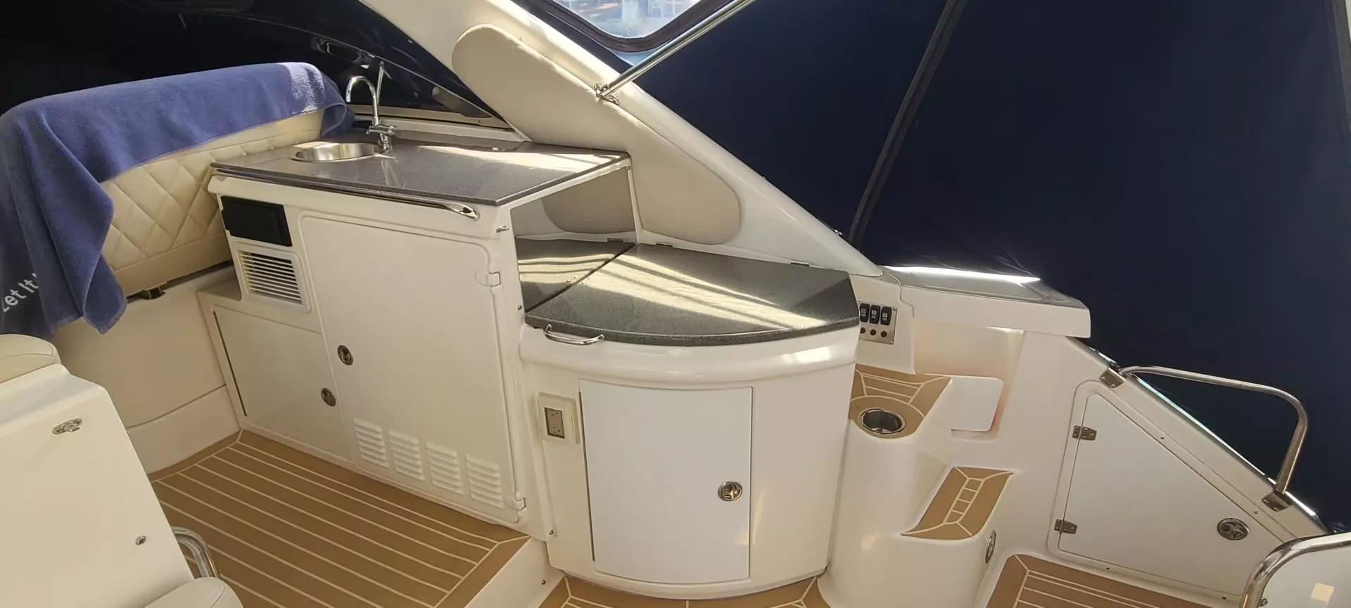 2007 Regal 4460 Commodore - Image 13