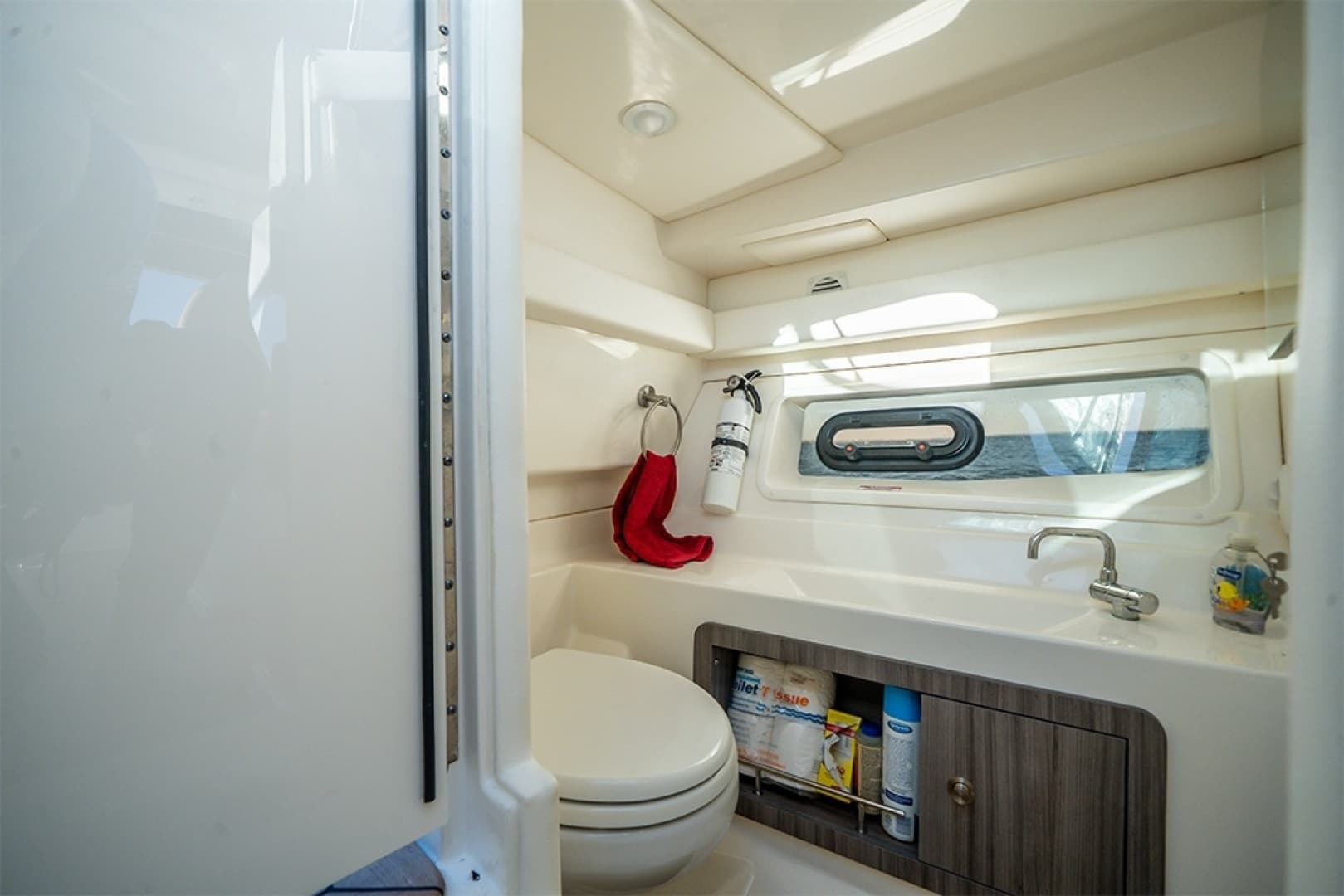 2023 Sea Ray SLX 350 Outboard - Image 33