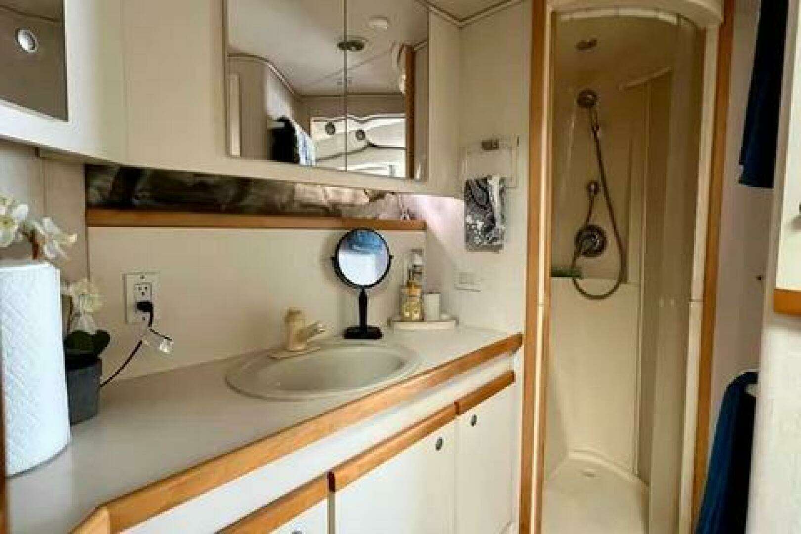 1996 Cruisers Yachts 4285 Express Bridge - Image 16